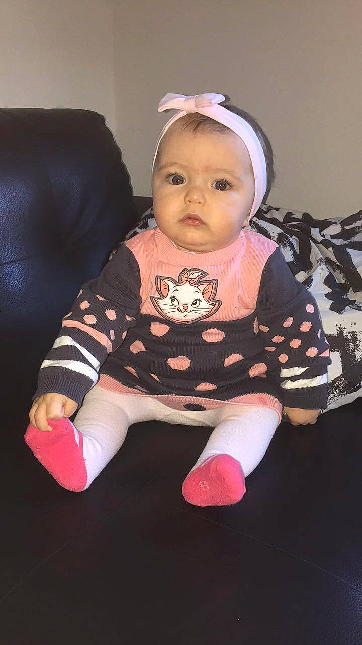 Kamilia a rejoint le concours — aidez-le/la à gagner de superbes lots ! baby, baby_toddler_clothing, cheek, child, finger, head, headgear, lip, person, pink, sitting, skin, sleeve, toddler