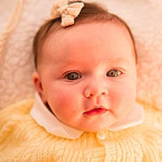 Emy participe au concours pour gagner de l'argent avec cette photo : baby, infant, child, portrait, close_up, eyes, headband, bow, sweater, yellow_clothing, collar, button, blanket, soft_lighting, warm_tone, chubby_cheeks, cute, looking_at_camera, newborn, skin