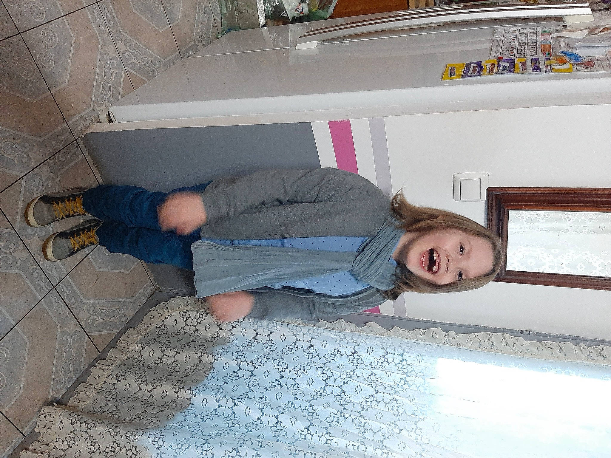 Kendji a rejoint le concours — aidez-le/la à gagner de superbes lots ! asphalt, comfort, composite_material, concrete, denim, elbow, floor, flooring, fun, human_leg, joy, knee, person, road_surface, room, sidewalk, smile, thigh, walking_shoe