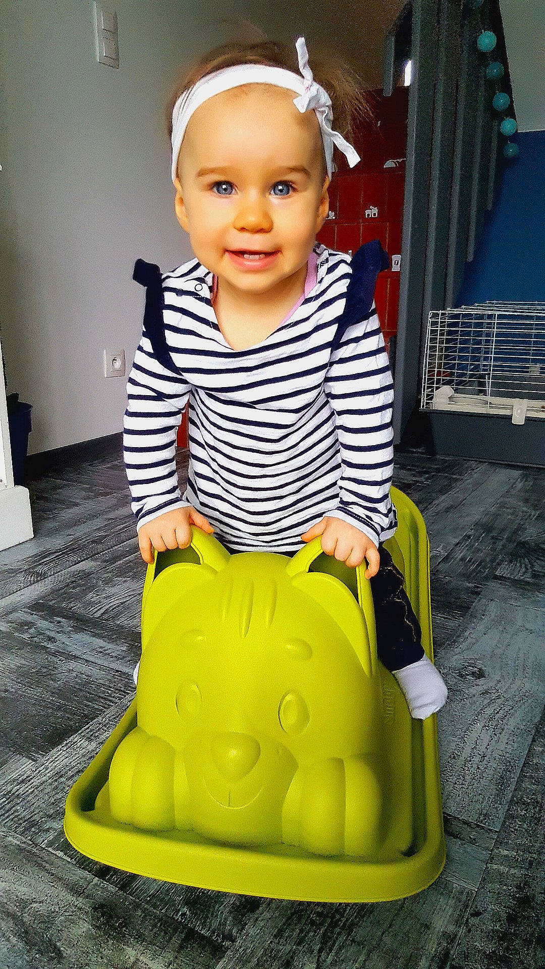 Meije participe au concours pour gagner de l'argent avec cette photo : child, fun, girl, happiness, infant, person, play, product, sitting, smile, standing, toddler, toy, yellow