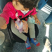 Rabbia a rejoint le concours — aidez-le/la à gagner de superbes lots ! child, toddler, curly_hair, pink_jacket, plush_toys, stroller, socks, cartoon_socks, hand_holding, floor, shoes, jeans, indoor, person, seat, toy, casual_clothing, looking_sideways, young_child, public_transport