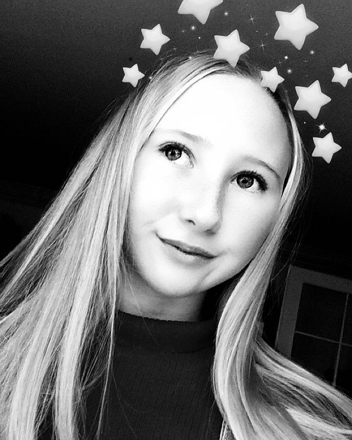 Lucie Tancrez participe au concours pour gagner de l'argent avec cette photo : beauty, black_and_white, black_hair, blond, cheek, chin, eye, eyebrow, face, forehead, girl, hair, hairstyle, human_hair_color, long_hair, monochrome, monochrome_photography, nose, person, photo_shoot