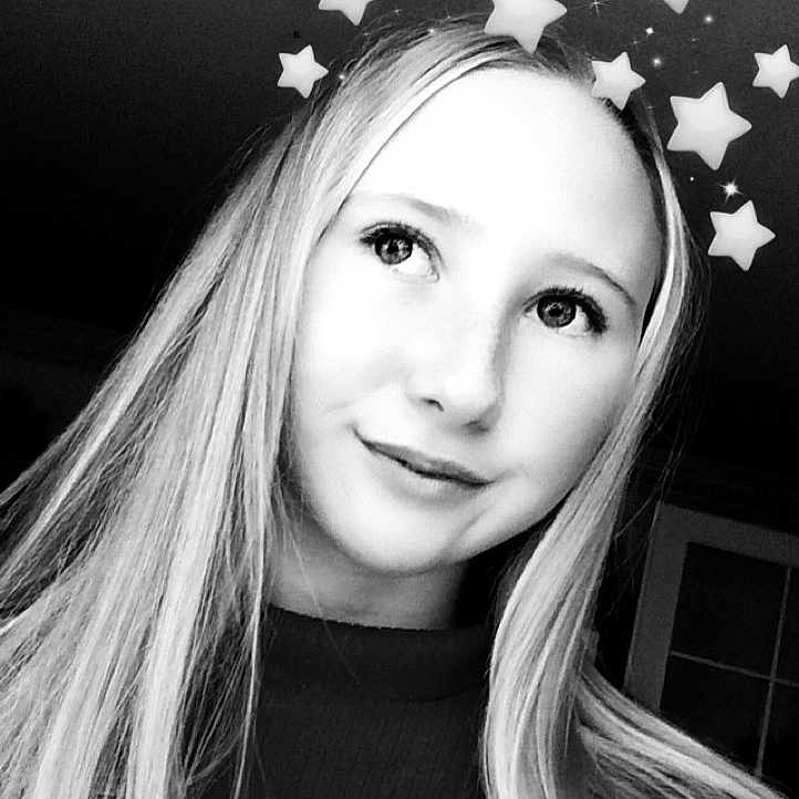 Lucie Tancrez participe au concours pour gagner de l'argent avec cette photo : beauty, black_and_white, black_hair, blond, cheek, chin, eye, eyebrow, face, forehead, girl, hair, hairstyle, human_hair_color, long_hair, monochrome, monochrome_photography, nose, person, photo_shoot