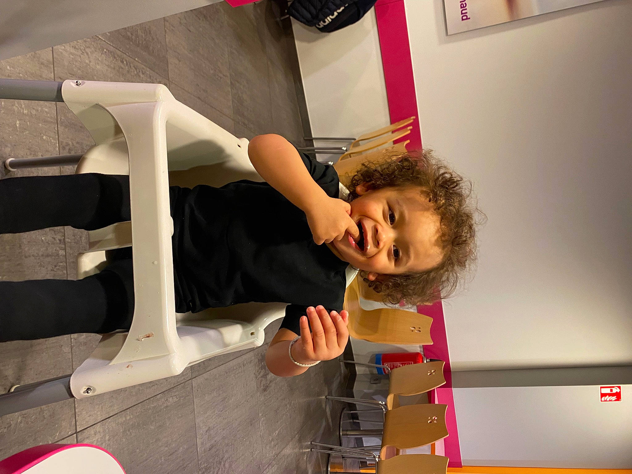 Lyam a rejoint le concours — aidez-le/la à gagner de superbes lots ! art, child, elbow, fashion_design, flooring, fun, house, human_leg, knee, leisure, magenta, person, picture_frame, play, room, t_shirt, toddler, visual_arts