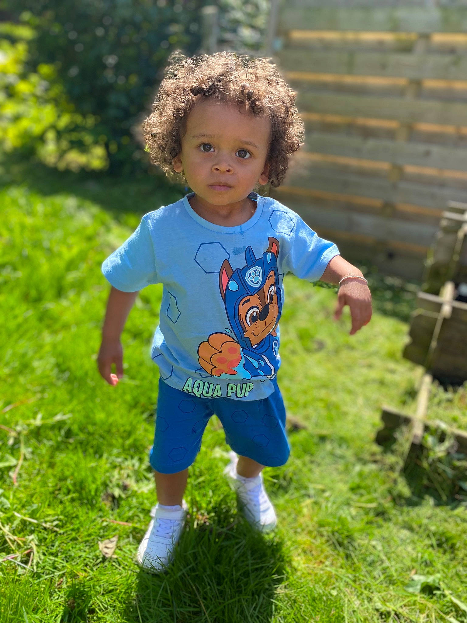Lyam a rejoint le concours — aidez-le/la à gagner de superbes lots ! baby_toddler_clothing, child, eye, fun, grass, grass_family, grassland, happy, leaf, leisure, meadow, people_in_nature, person, plant, prairie, recreation, soil, spring, summer, t_shirt