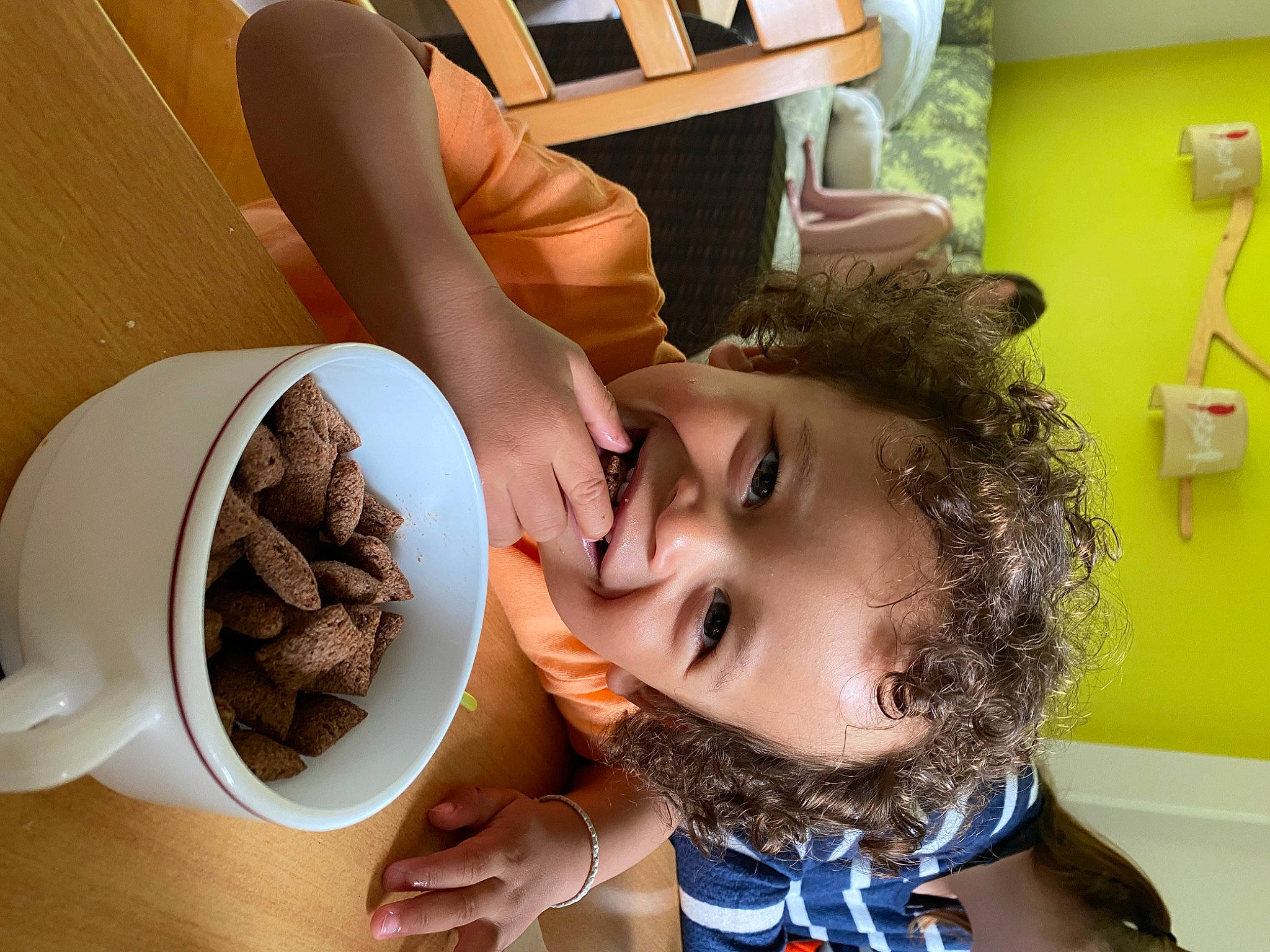 Lyam a rejoint le concours — aidez-le/la à gagner de superbes lots ! bowl, child, comfort, comfort_food, cuisine, dish, eyelash, eyewear, food, happy, joy, person, plate, recipe, room, selfie, smile, tableware, toddler