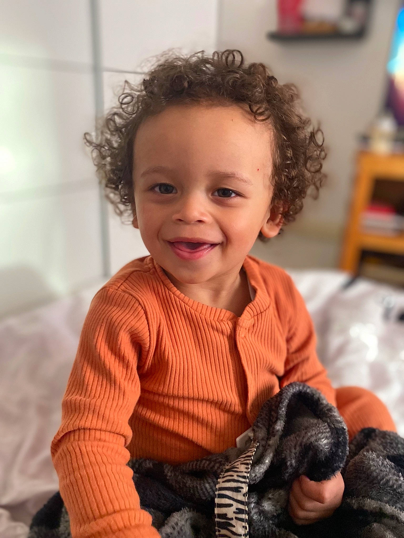 Lyam a rejoint le concours — aidez-le/la à gagner de superbes lots ! arm, baby, baby_toddler_clothing, cheek, child, comfort, eye, finger, happy, iris, joy, nose, outerwear, person, picture_frame, skin, sleeve, smile, standing, television