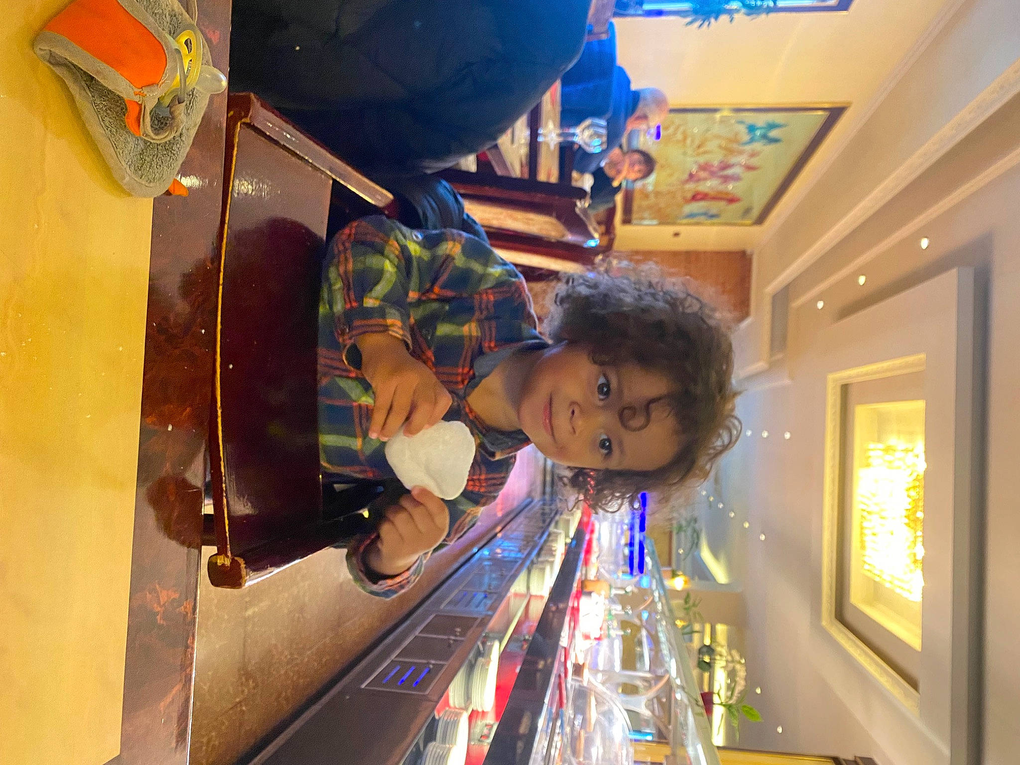 Lyam a rejoint le concours — aidez-le/la à gagner de superbes lots ! baseball_cap, engineering, fun, games, hat, joy, leisure, machine, passenger, person, picture_frame, play, recreation, room, space, t_shirt, toddler, tourist_attraction, transport, visual_arts