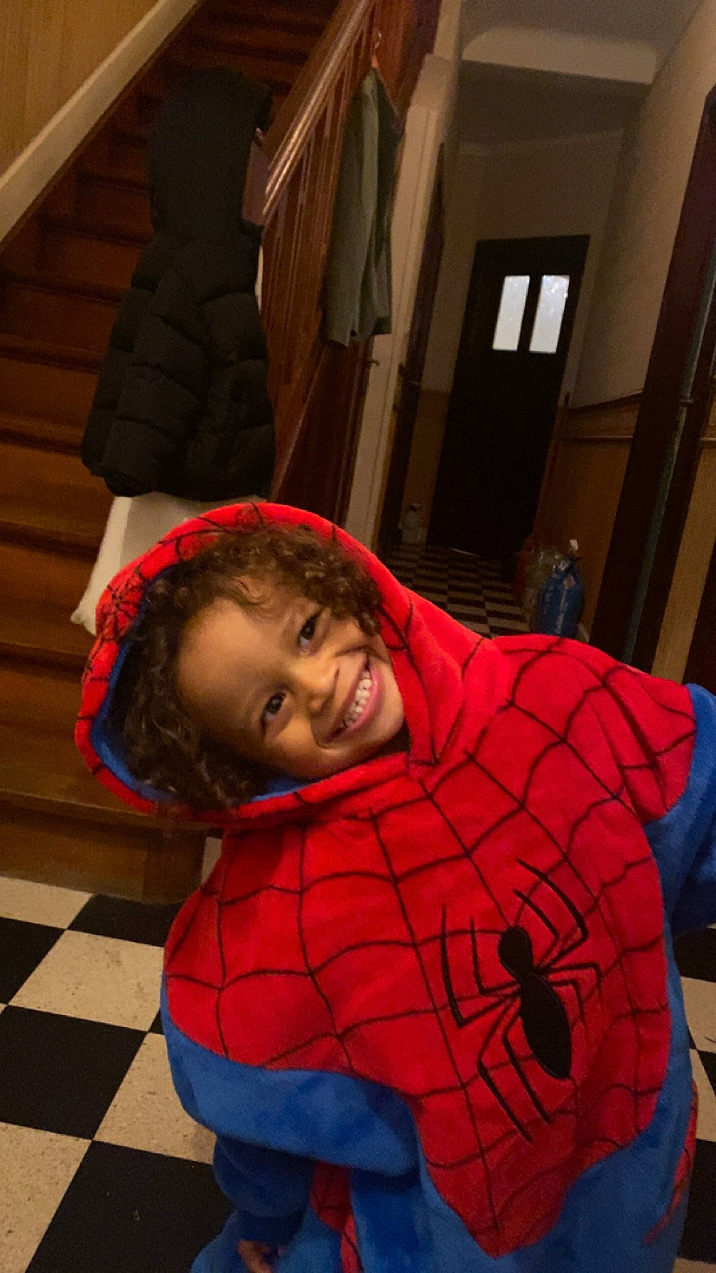 Lyam a rejoint le concours — aidez-le/la à gagner de superbes lots ! carmine, child, door, event, flooring, fun, happy, joy, laugh, leisure, magenta, mouth, orange, pattern, person, red, room, sitting, sleeve, smile