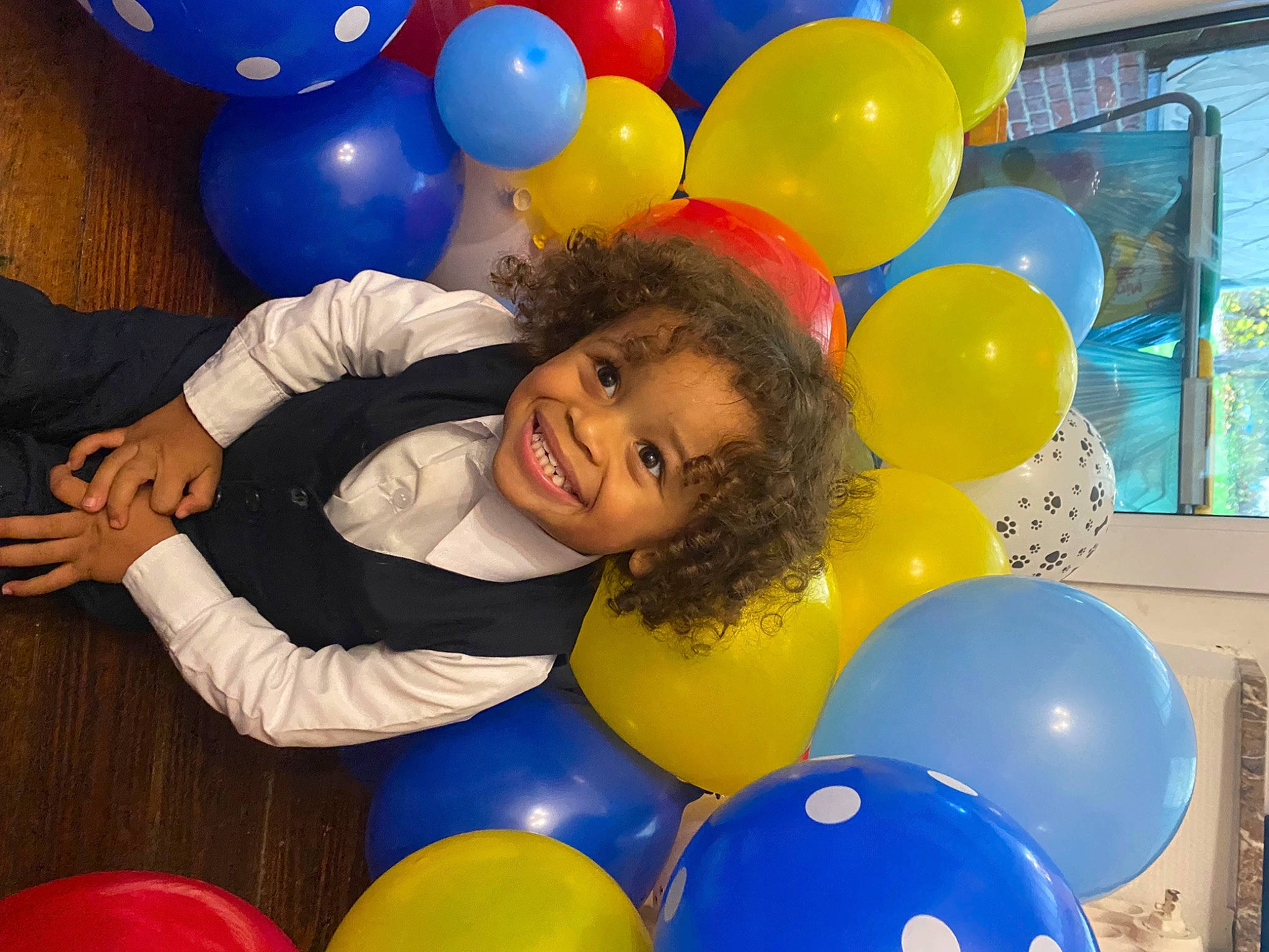 Lyam a rejoint le concours — aidez-le/la à gagner de superbes lots ! balloon, blue, celebrating, child, electric_blue, event, fun, happy, joy, leisure, party, party_supply, person, photograph, play, recreation, smile, snapshot, toddler, toy
