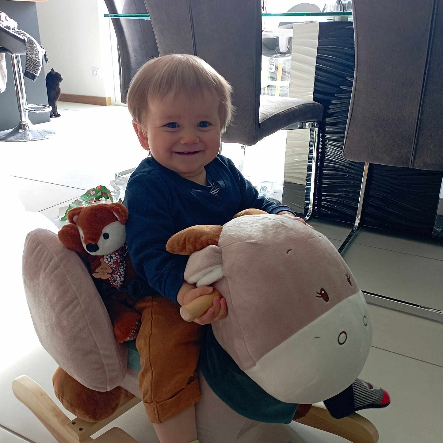 Gabin a rejoint le concours — aidez-le/la à gagner de superbes lots ! bodypart, boy, chair, child, clothing, couch, face, finger, furniture, hand, head, homedecor, male, person, plush, shorts, sitting, teddybear, toy, wood