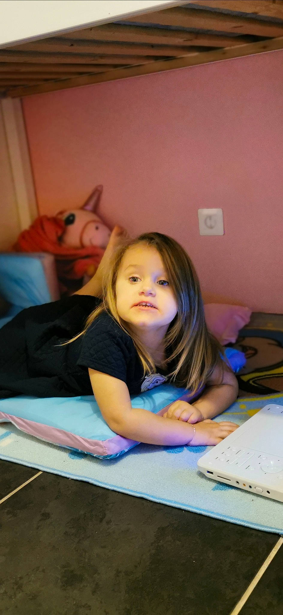 Amanda a rejoint le concours — aidez-le/la à gagner de superbes lots ! chair, child, child_art, desk, event, finger, fun, happy, homework, learning, office_supplies, person, play, room, sitting, t_shirt, table, toddler, vacation, writing