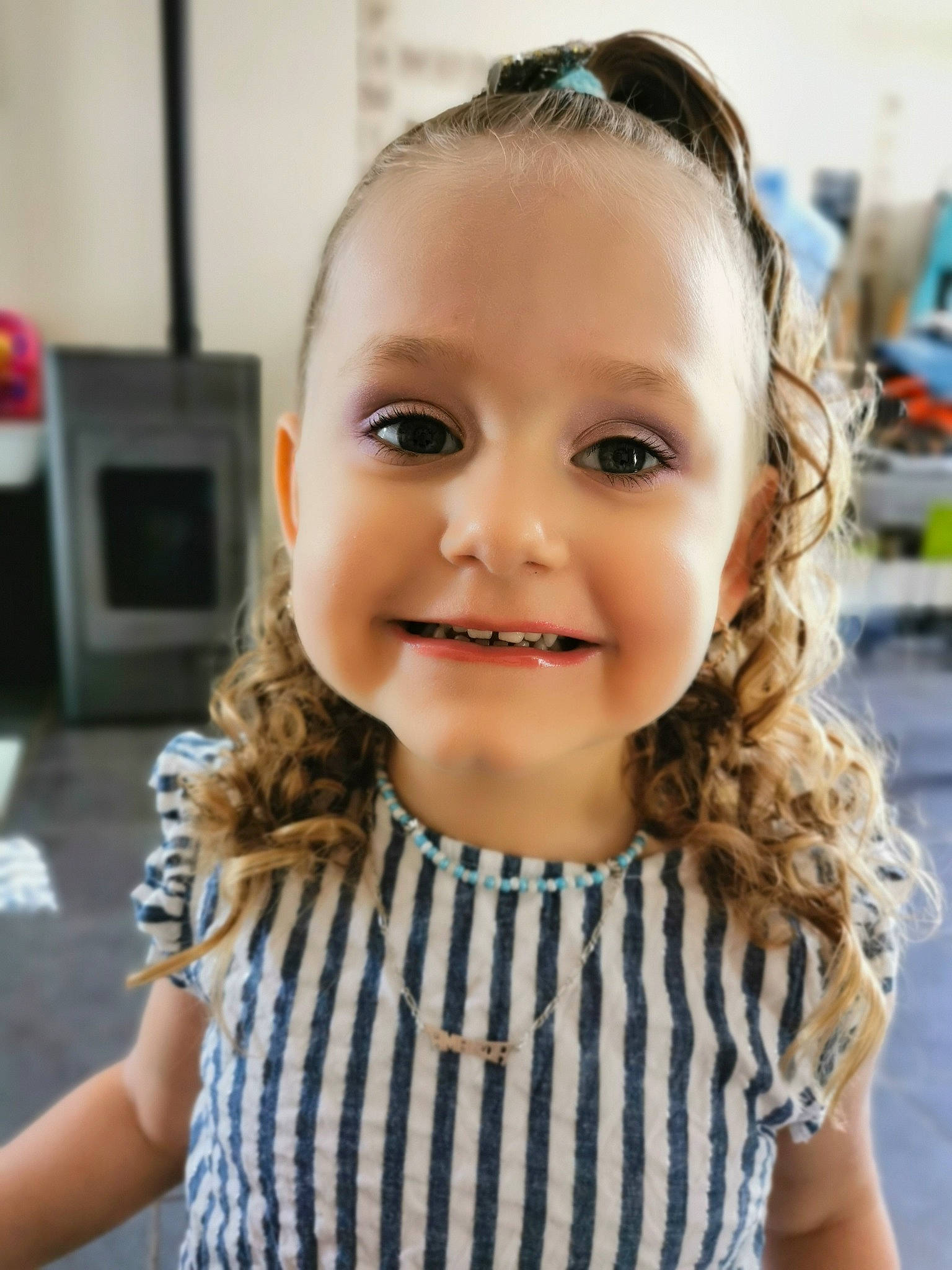 Amanda a rejoint le concours — aidez-le/la à gagner de superbes lots ! baby_toddler_clothing, blond, cheek, child, clothing, eyebrow, eyelash, fun, hair, happy, head, iris, joy, lip, long_hair, neck, person, skin, sleeve, smile
