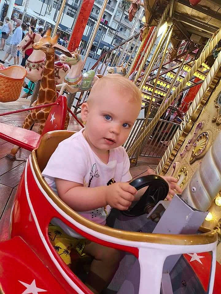 Aloïs participe au concours pour gagner de l'argent avec cette photo : amusement_park, amusement_ride, automotive_exterior, baby, child, city, event, eyewear, fun, leisure, metal, motor_vehicle, nonbuilding_structure, person, product, recreation, retail, t_shirt, toddler, vacation