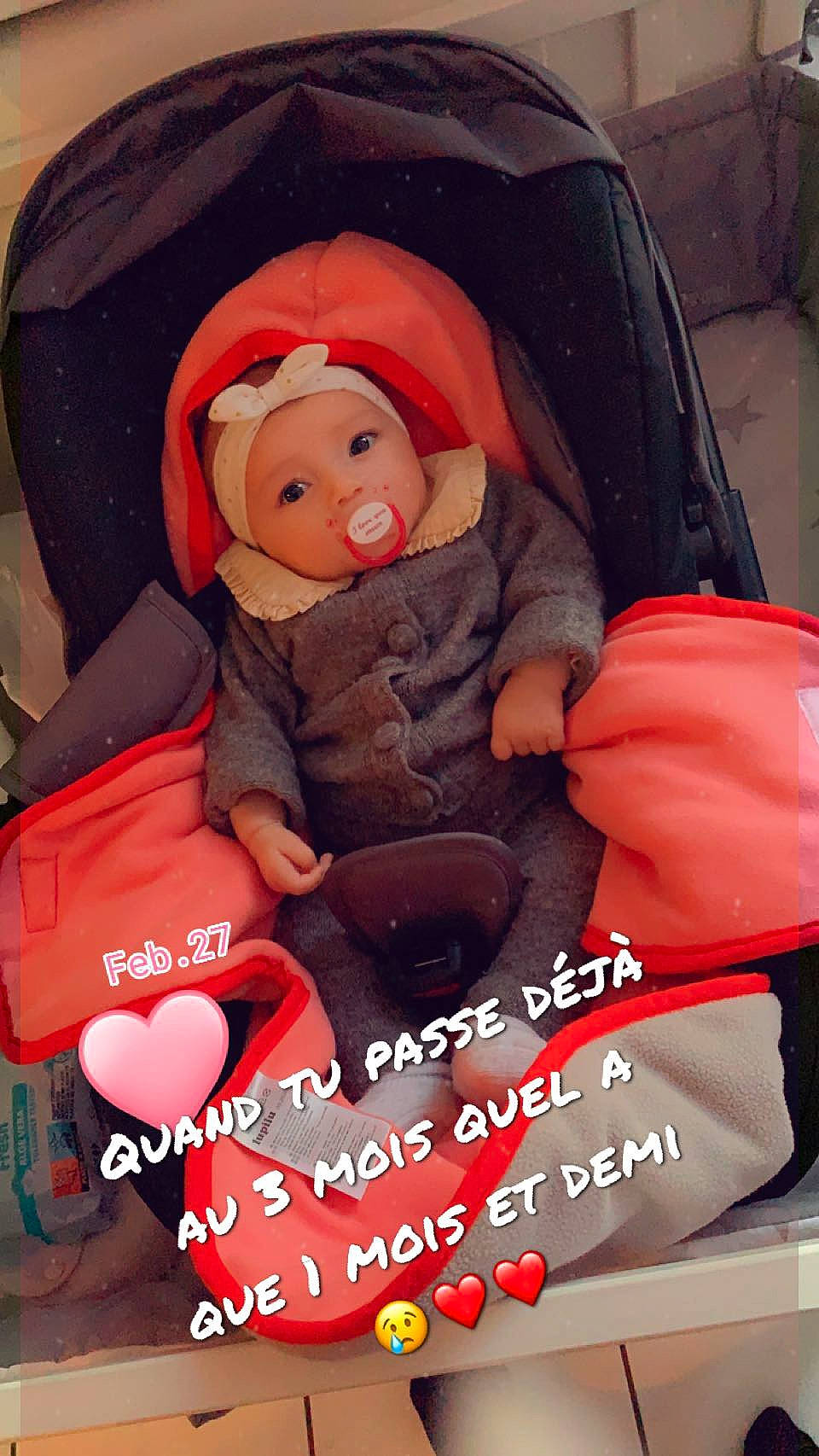 Adana a rejoint le concours — aidez-le/la à gagner de superbes lots ! baby, baby_carriage, baby_products, car_seat, carmine, child, comfort, doll, facial_expression, font, fun, happy, headwear, lap, person, photo_caption, product, sitting, smile, textile