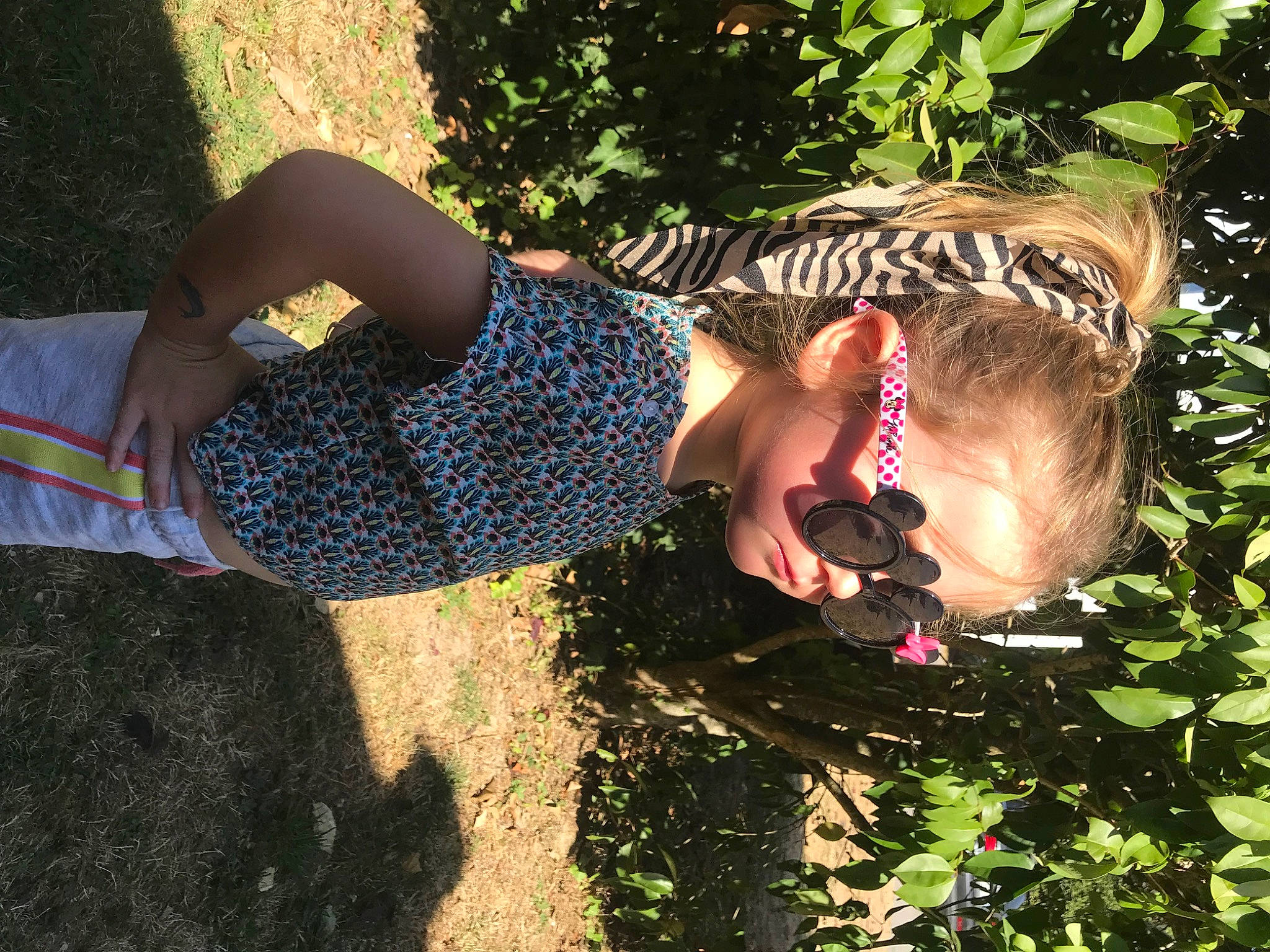 Emma a rejoint le concours — aidez-le/la à gagner de superbes lots ! cool, eyewear, fun, garden, grass, happy, human_leg, knee, leisure, pattern, people_in_nature, person, plant, shadow, shrub, soil, thigh, tints_and_shades, tree, trunk