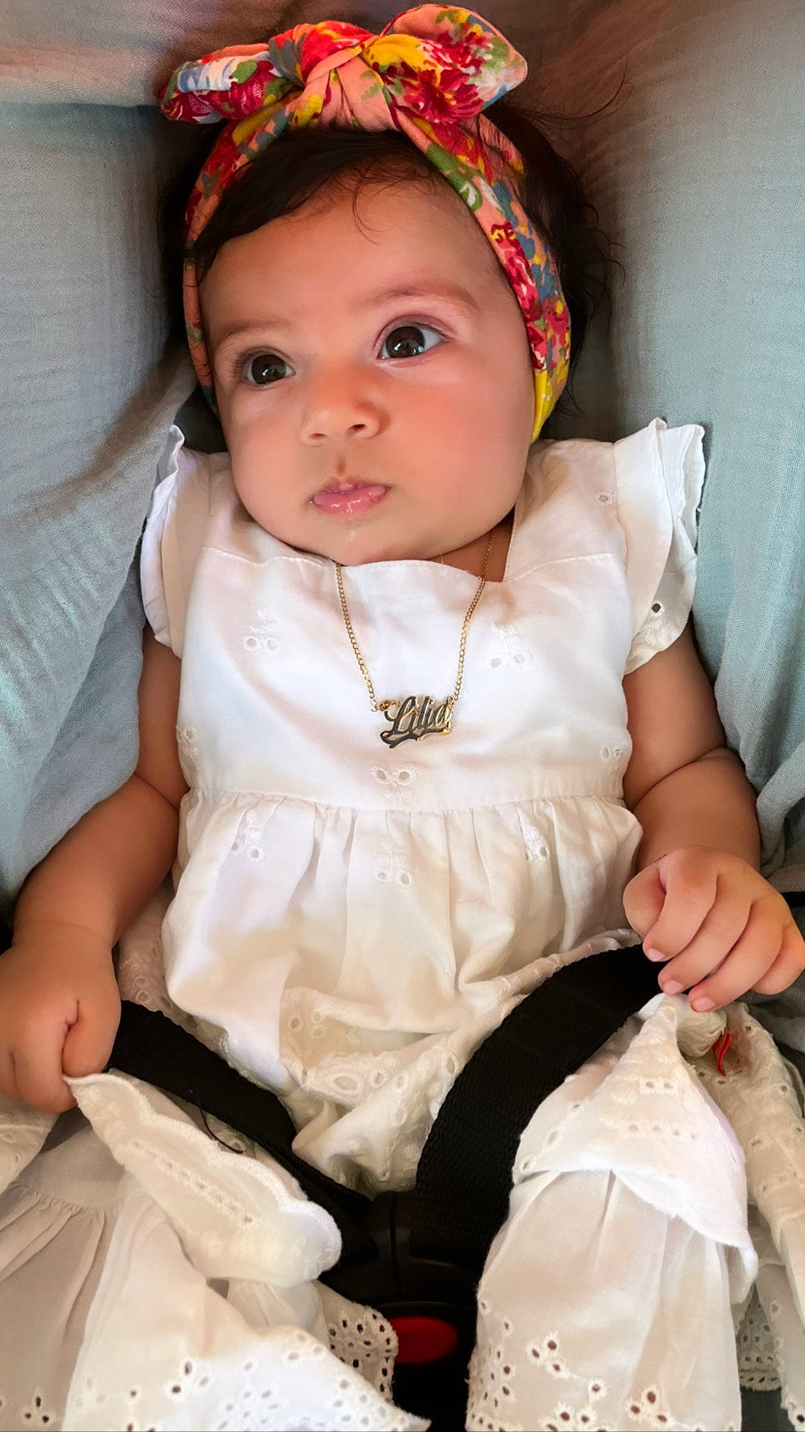 Lilya a rejoint le concours — aidez-le/la à gagner de superbes lots ! baby, baby_toddler_clothing, cheek, chin, dress, embellishment, eye, eyebrow, eyelash, happy, head, headwear, human_body, iris, jewellery, lip, person, pink, skin, sleeve