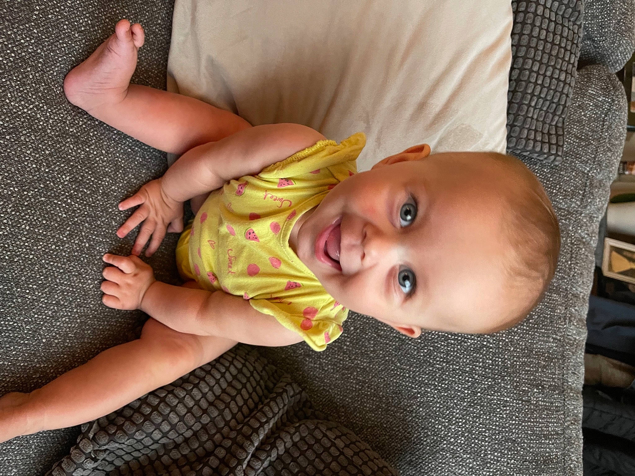 Syana a rejoint le concours — aidez-le/la à gagner de superbes lots ! baby, baby_toddler_clothing, cheek, chin, ear, eyebrow, finger, gesture, happy, head, headgear, human_body, iris, lip, mammal, mouth, nose, person, skin, smile