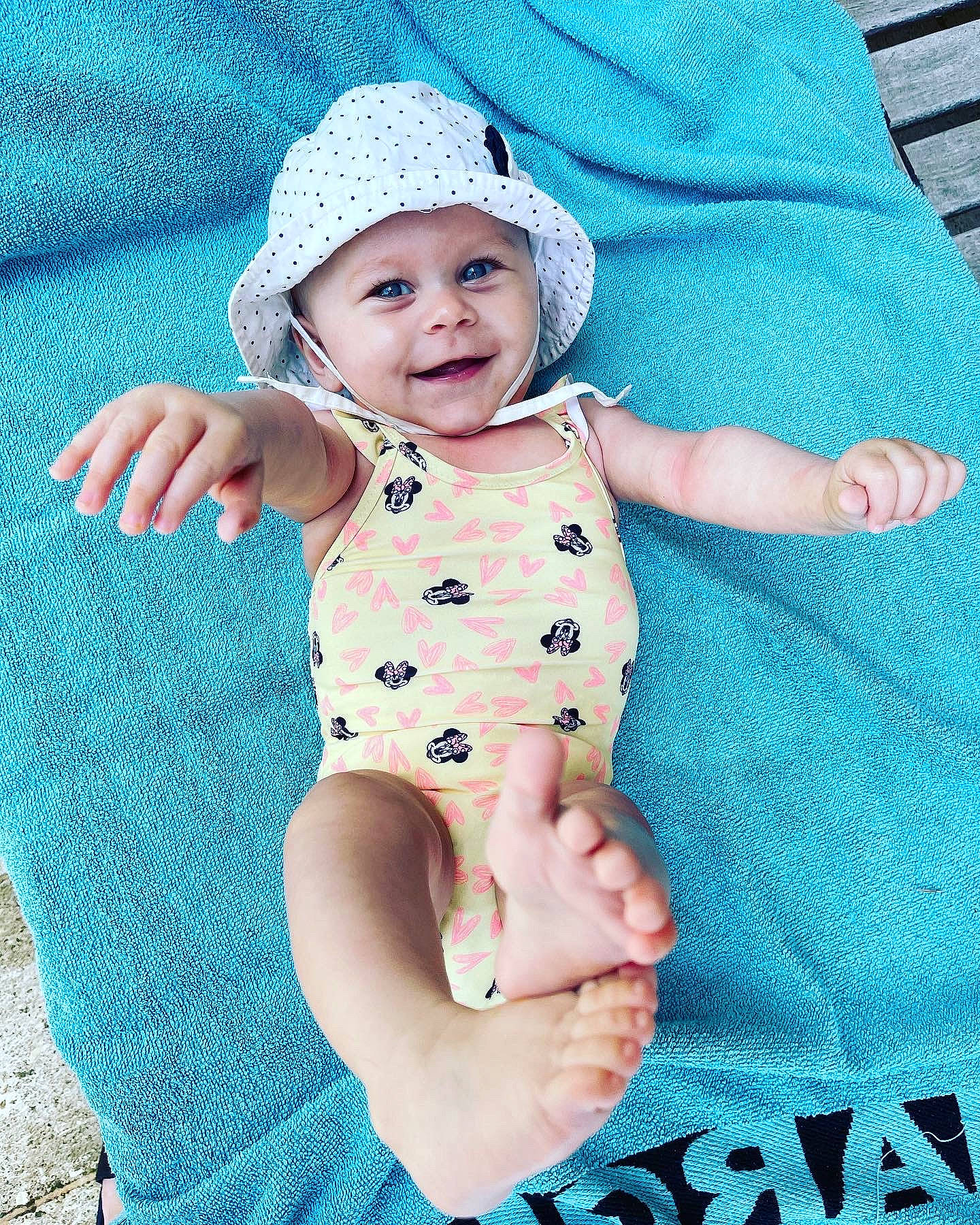 Syana participe au concours pour gagner de l'argent avec cette photo : aqua, azure, baby, baby_toddler_clothing, blue, cap, child, collar, grass, green, happy, headwear, joy, pattern, person, photograph, pink, skin, sleeve, smile