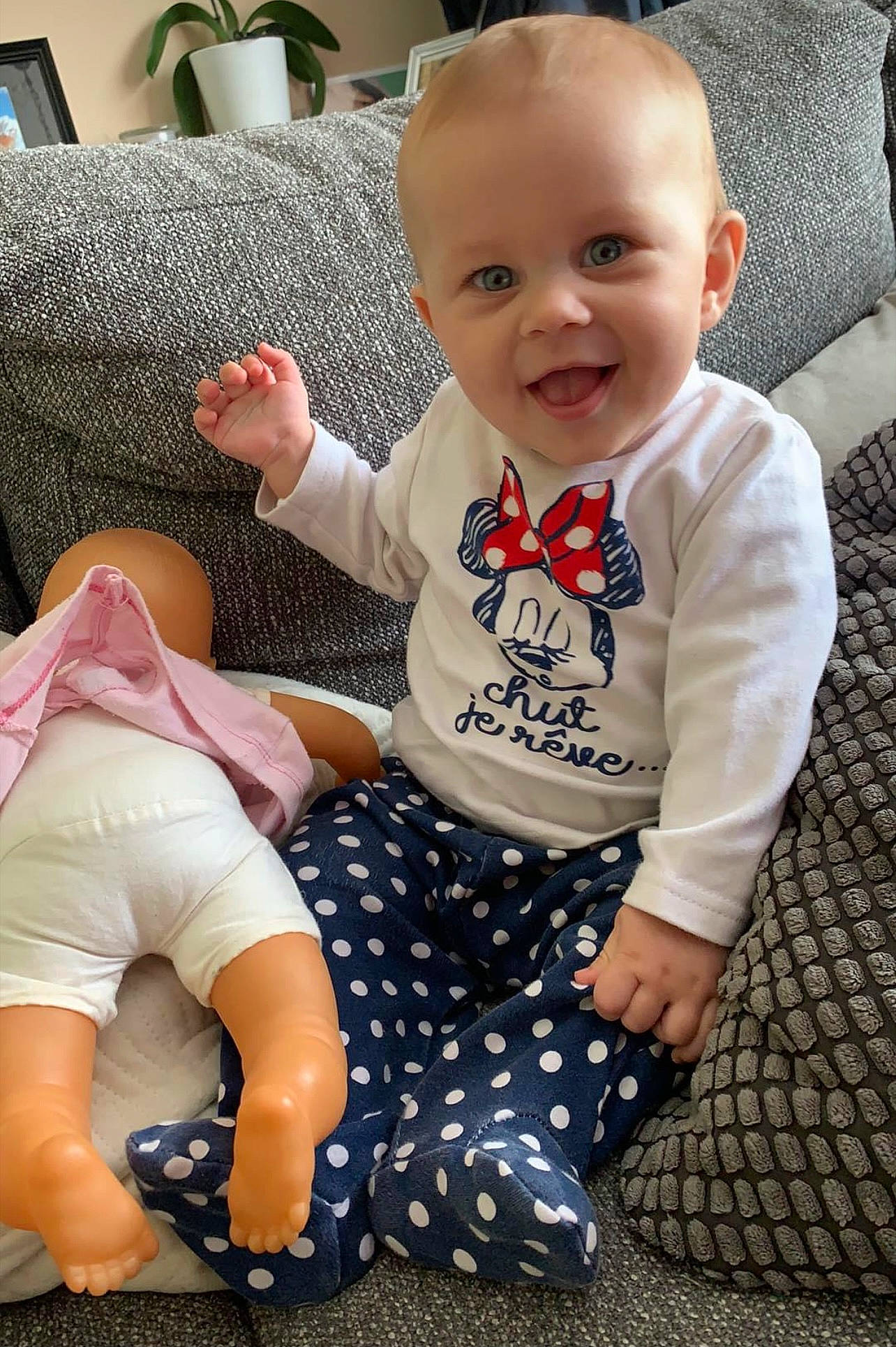 Syana a rejoint le concours — aidez-le/la à gagner de superbes lots ! baby, baby_toddler_clothing, cheek, child, comfort, couch, facial_expression, green, hairstyle, happy, joint, joy, knee, person, skin, sleeve, smile, t_shirt, textile, thigh