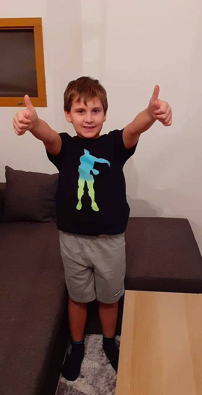 Donovann a rejoint le concours — aidez-le/la à gagner de superbes lots ! arm, child, finger, fun, gesture, hand, happy, human_body, joint, joy, leg, muscle, person, play, shoulder, sign_language, smile, standing, t_shirt, thumb