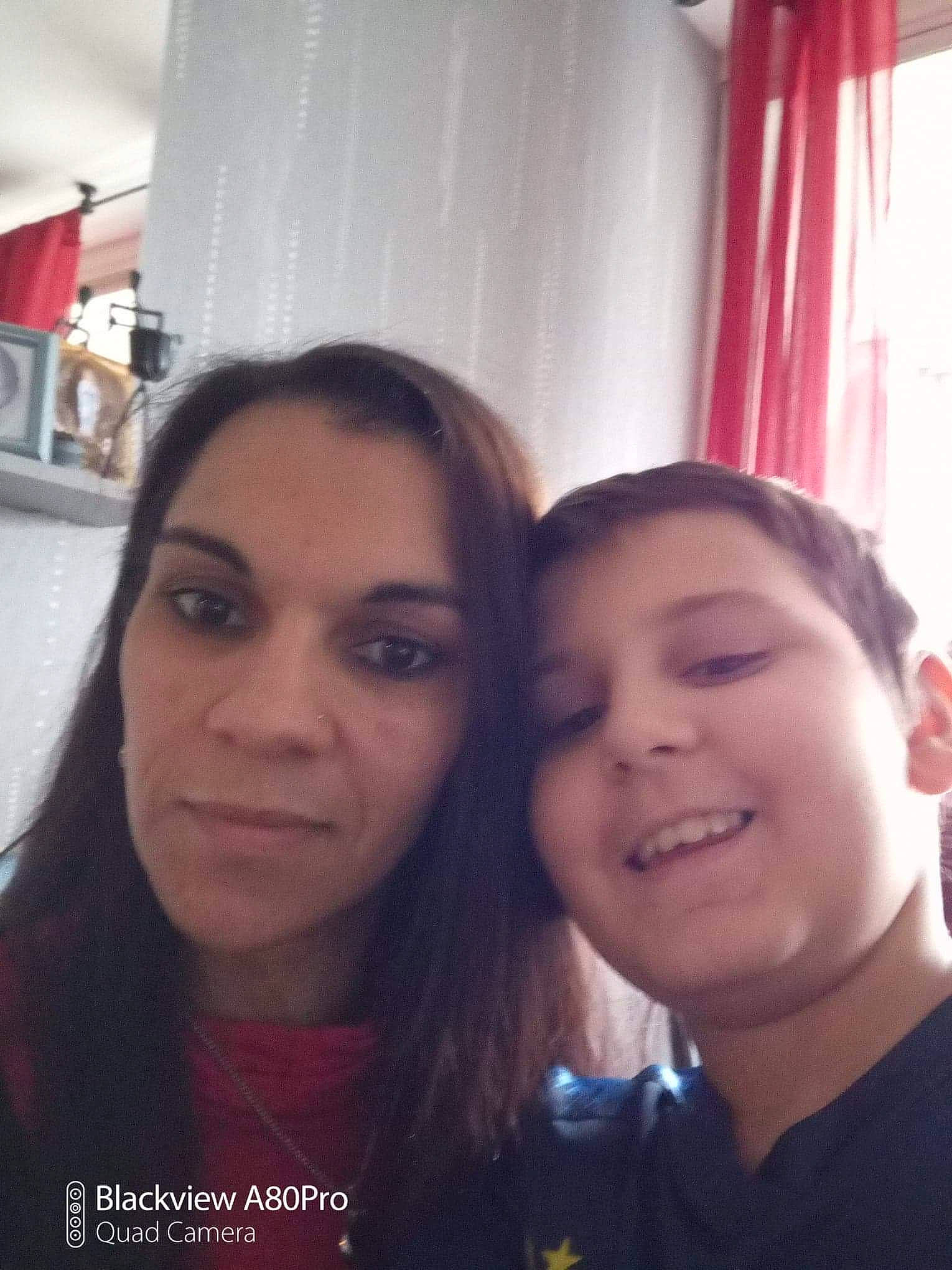 Donovann a rejoint le concours — aidez-le/la à gagner de superbes lots ! blue, clothing, daytime, event, eye, eyewear, face, fun, hair, head, human, joy, lighting, lip, night, people, person, product, room, tourism