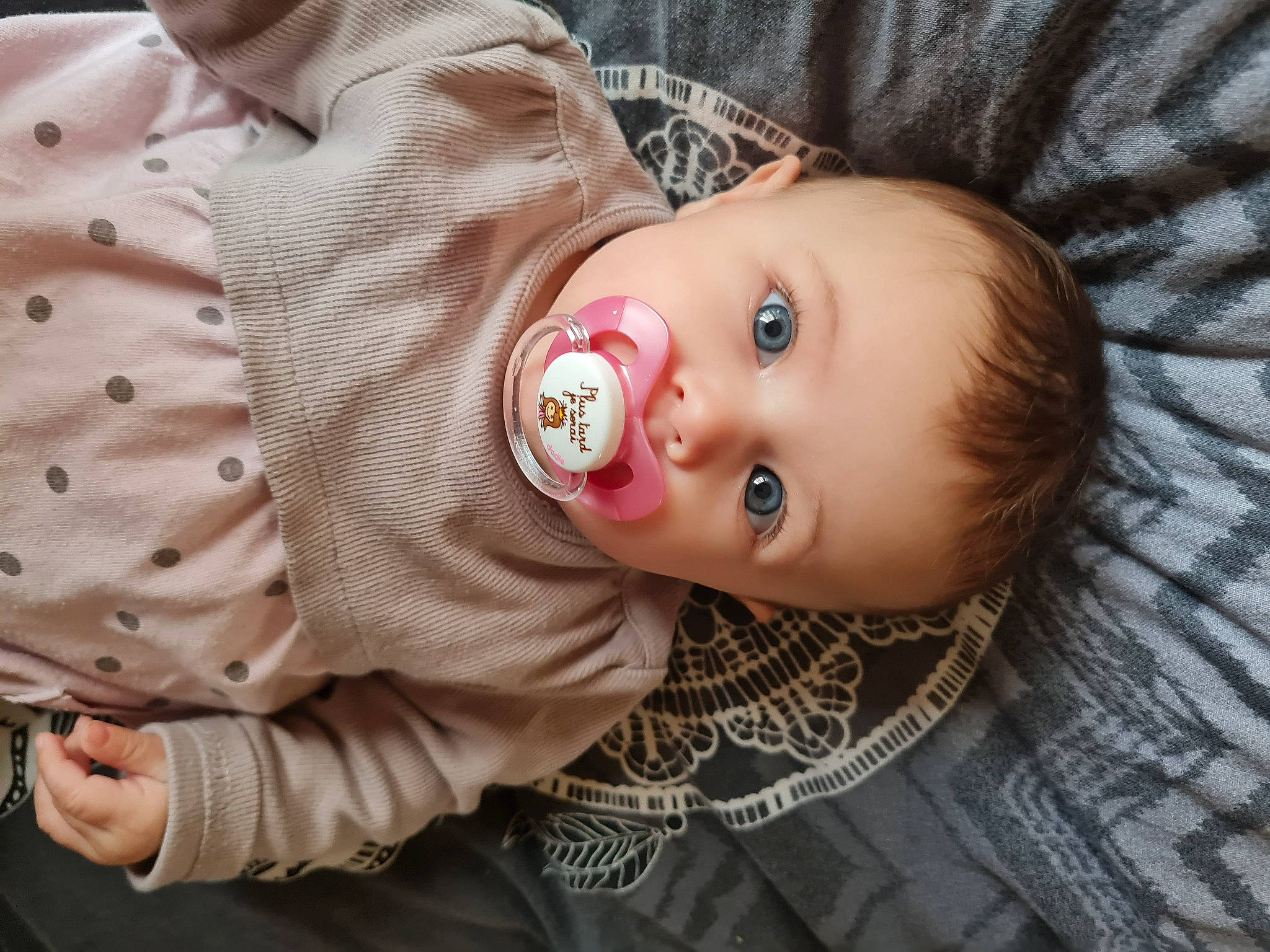 Laya participe au concours pour gagner de l'argent avec cette photo : baby, baby_toddler_clothing, brown_hair, cheek, child, collar, dress_shirt, eyelash, iris, lip, mouth, nose, pattern, person, portrait_photography, skin, sleeve, textile, toddler, toy