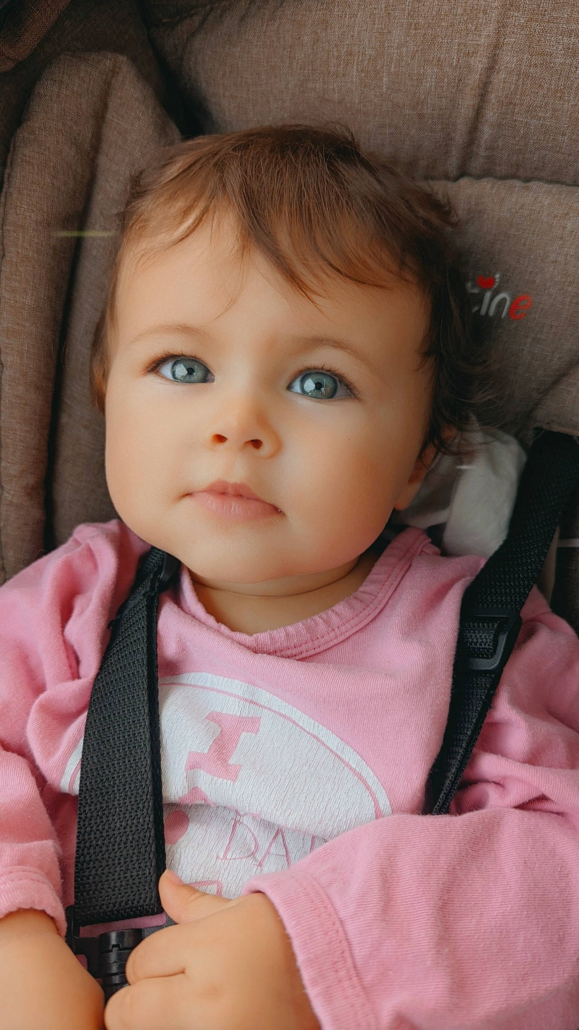 Laya participe au concours pour gagner de l'argent avec cette photo : baby_toddler_clothing, cheek, chin, clothing, ear, eye, eyebrow, eyelash, hairstyle, head, iris, lip, mouth, neck, nose, outerwear, person, pink, skin, sleeve