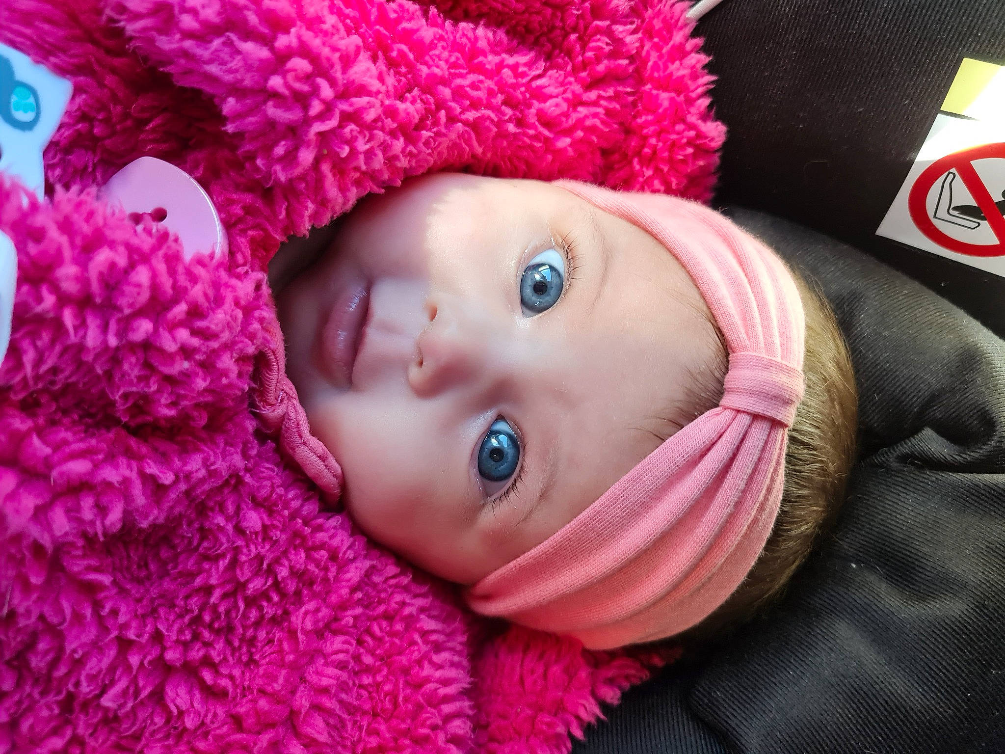 Laya a rejoint le concours — aidez-le/la à gagner de superbes lots ! cap, cheek, clothing, dress, eye, eyebrow, eyelash, hat, headgear, headwear, iris, lip, mammal, nose, organ, outerwear, person, pink, purple, skin