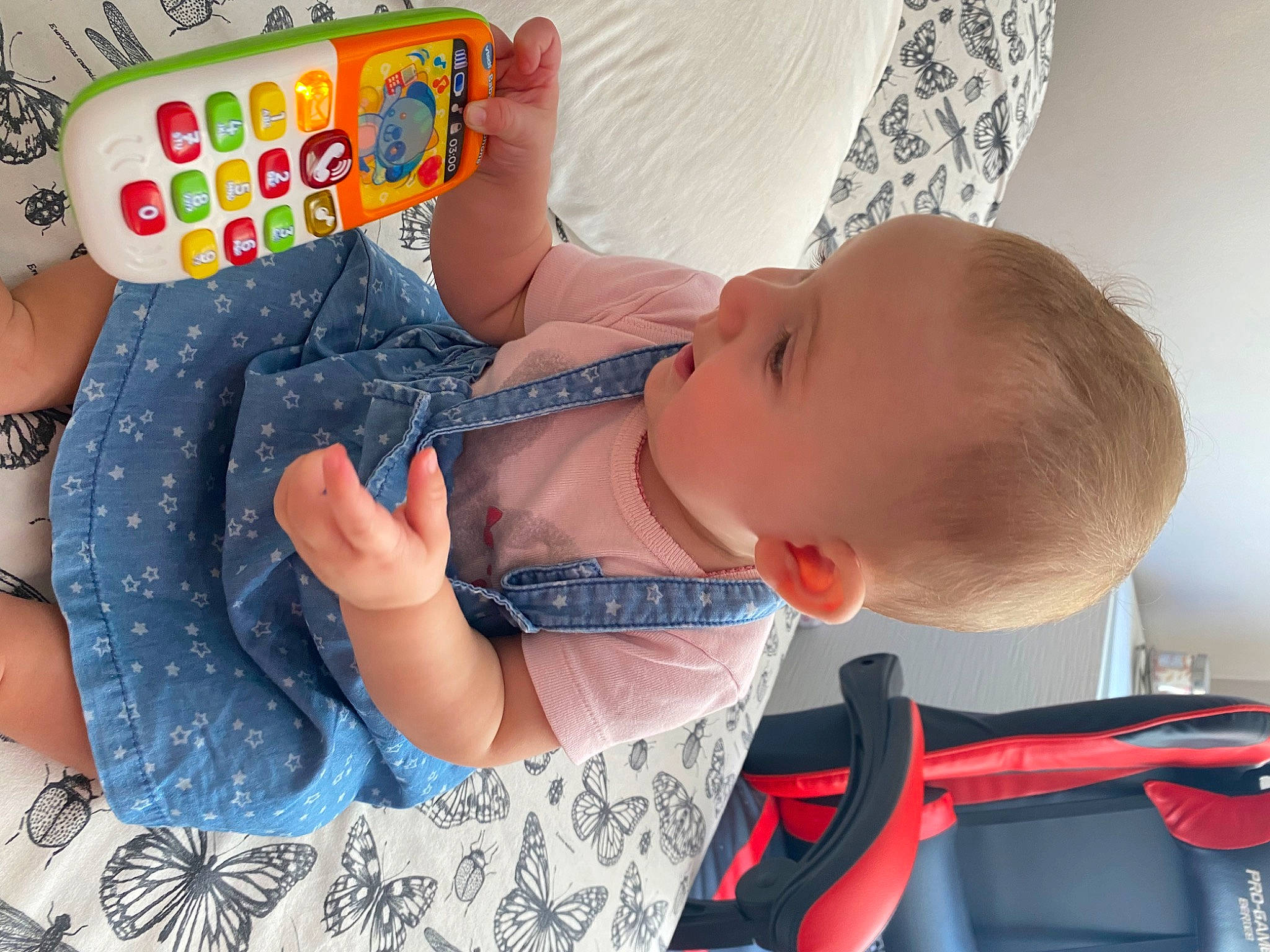 Iris participe au concours pour gagner de l'argent avec cette photo : baby, baby_products, baby_toddler_clothing, cheek, child, eyelash, finger, hairstyle, hand, happy, mouth, nail, nose, pattern, person, play, product, sitting, skin, sleeve
