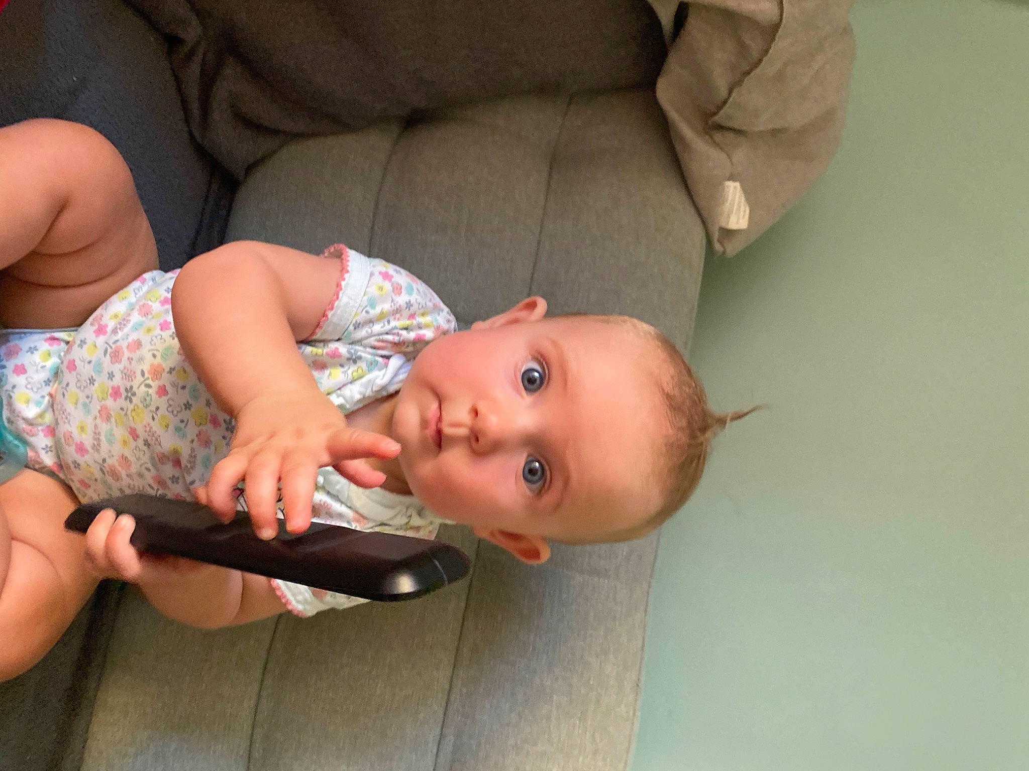 Iris a rejoint le concours — aidez-le/la à gagner de superbes lots ! arm, baby, baby_products, baby_toddler_clothing, cheek, child, comfort, elbow, eye, facial_expression, finger, flooring, foot, human_leg, mouth, nail, person, sitting, skin, toddler