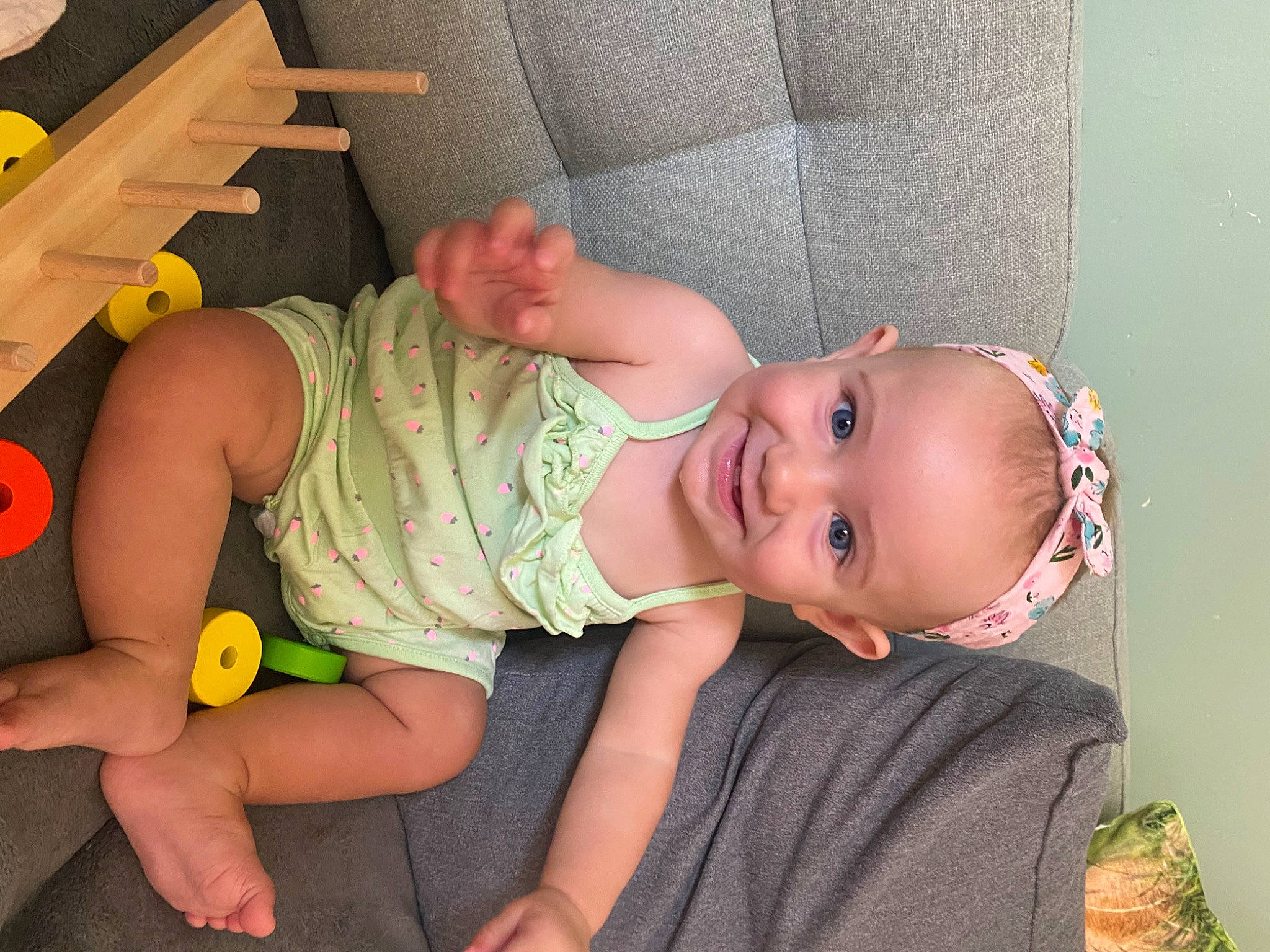 Iris participe au concours pour gagner de l'argent avec cette photo : baby, baby_toddler_clothing, cheek, comfort, finger, fun, hairstyle, happy, human_body, iris, joint, joy, mouth, muscle, person, pink, product, skin, smile, textile