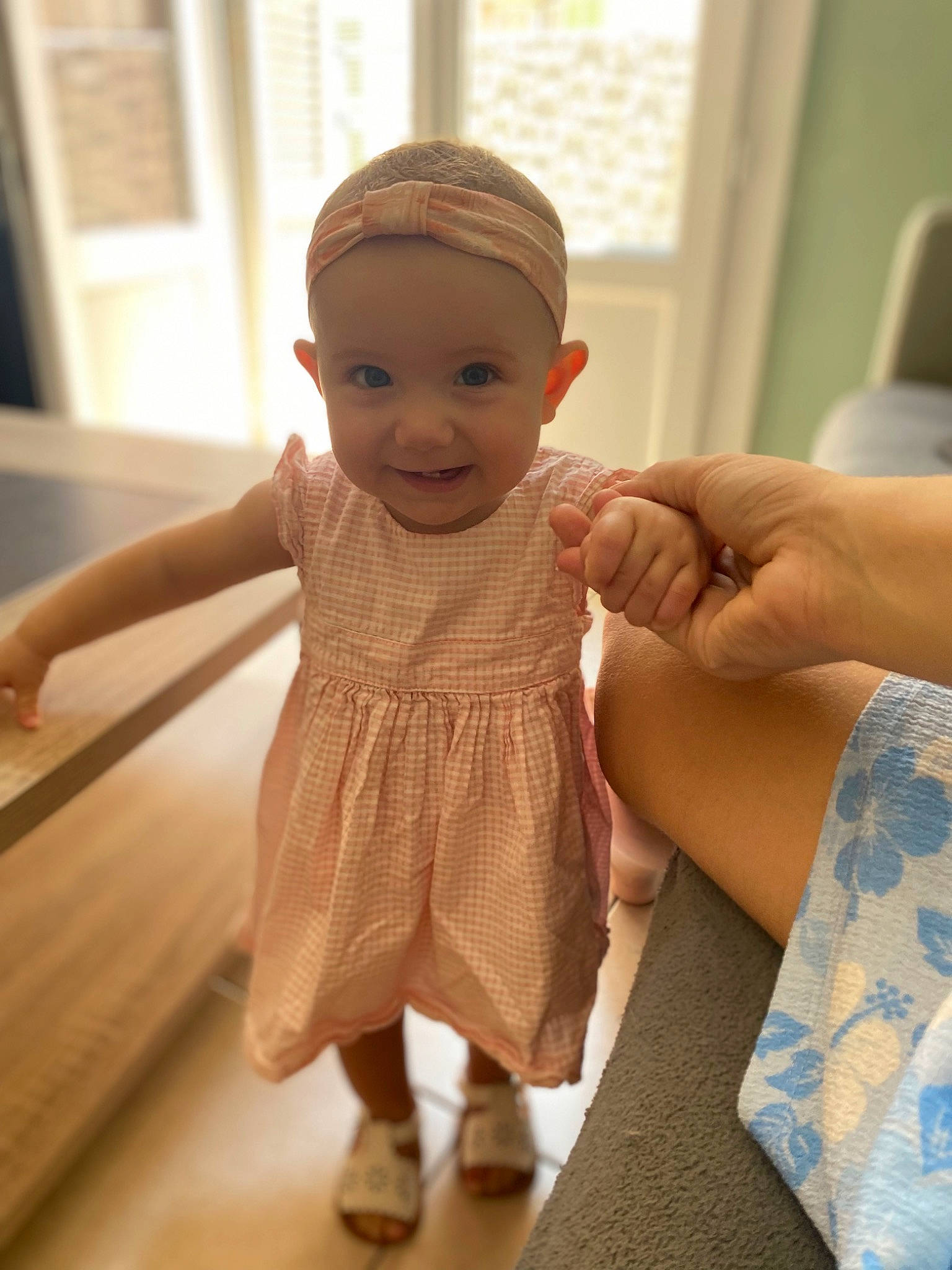 Iris a rejoint le concours — aidez-le/la à gagner de superbes lots ! baby, baby_toddler_clothing, cheek, dress, eye, finger, floor, gesture, hairstyle, happy, joint, joy, lip, nose, person, shoulder, skin, sleeve, smile, standing