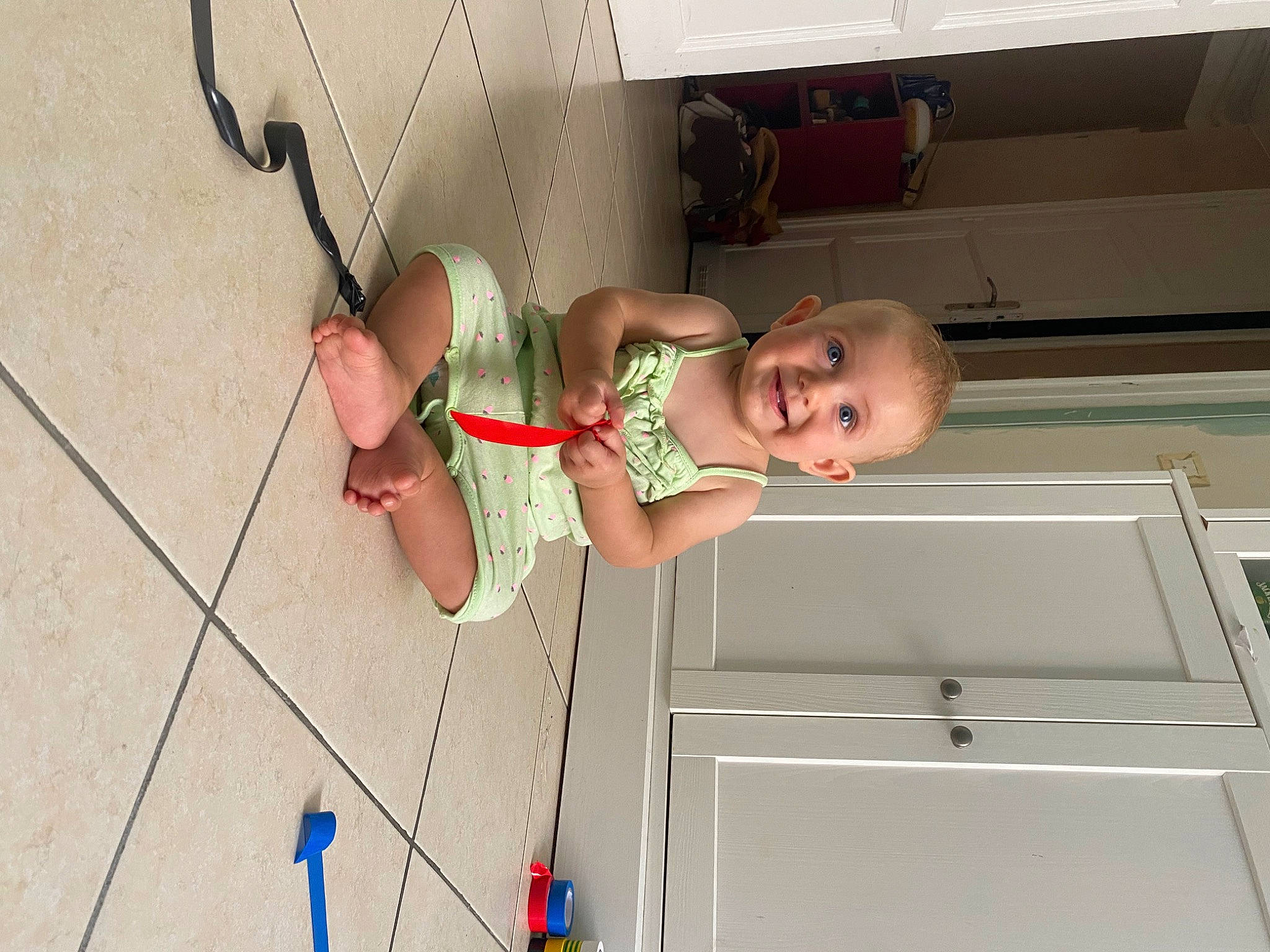 Iris a rejoint le concours — aidez-le/la à gagner de superbes lots ! baby, baby_toddler_clothing, balance, ceiling, child, elbow, flooring, fun, glasses, human_body, joy, leisure, person, play, room, rope, t_shirt, toddler, vacation, window