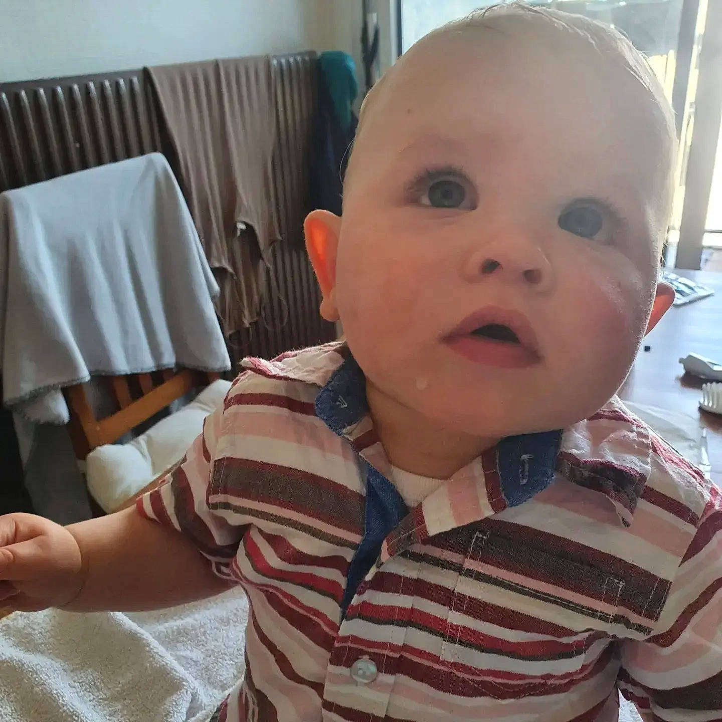 Tylio a rejoint le concours — aidez-le/la à gagner de superbes lots ! baby, baby_toddler_clothing, cheek, child, chin, comfort, ear, eye, eyebrow, eyelash, happy, iris, mouth, nose, person, sitting, skin, sleeve, smile, surprise