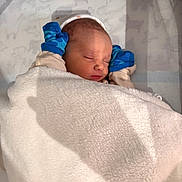 Maylan participe au concours pour gagner de l'argent avec cette photo : newborn, baby, sleeping, blanket, mittens, crib, pacifier, hat, infant, soft, cozy, cute, peaceful, child, indoors, portrait, resting, clothing, bed, comfort
