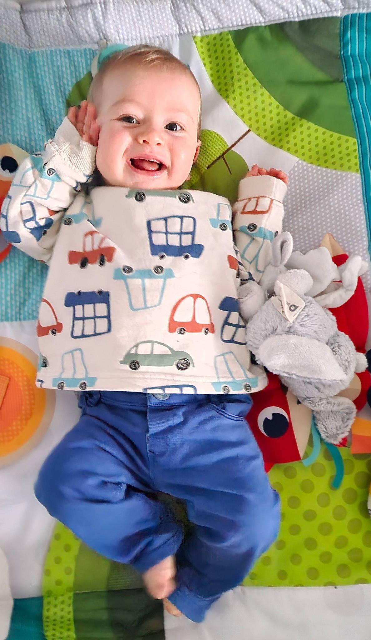 Léandre participe au concours pour gagner de l'argent avec cette photo : baby, baby_products, baby_toddler_clothing, child, electric_blue, font, fun, happy, orange, pattern, person, photo_caption, play, player, red, sitting, sleeve, smile, t_shirt, toddler