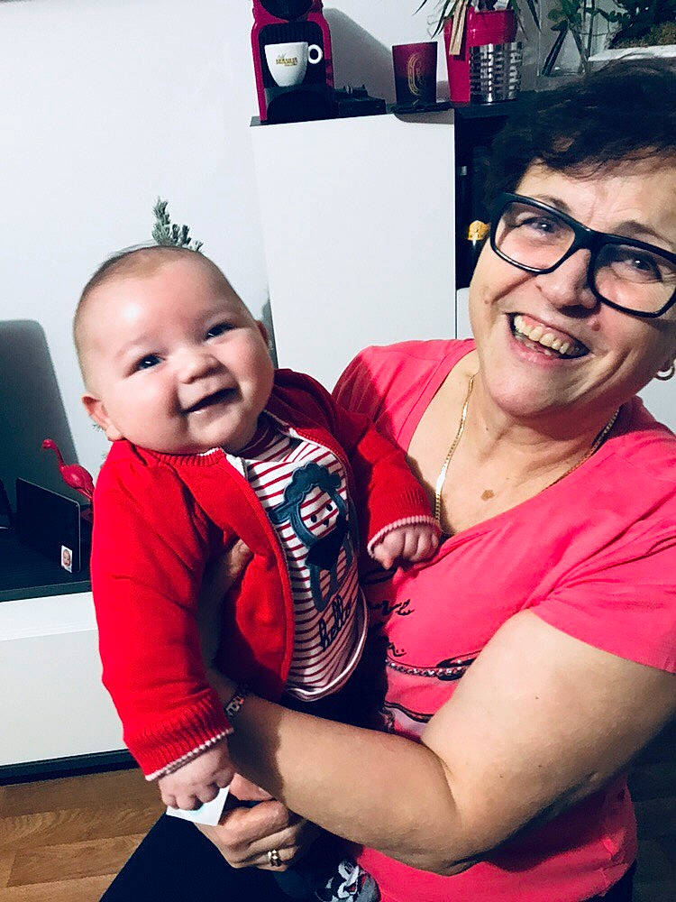 Kaél participe au concours pour gagner de l'argent avec cette photo : arm, baby, child, cool, daughter, eyewear, fun, glasses, happy, joy, love, mother, people, person, photography, red, selfie, skin, smile, t_shirt