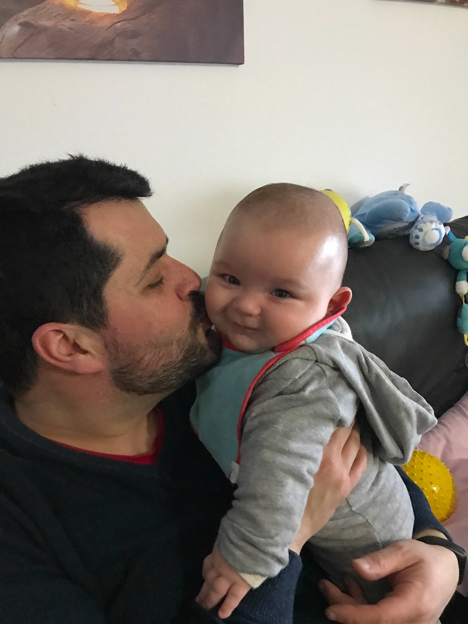 Kaél participe au concours pour gagner de l'argent avec cette photo : baby, cheek, child, father, interaction, mother, nose, person, skin, toddler