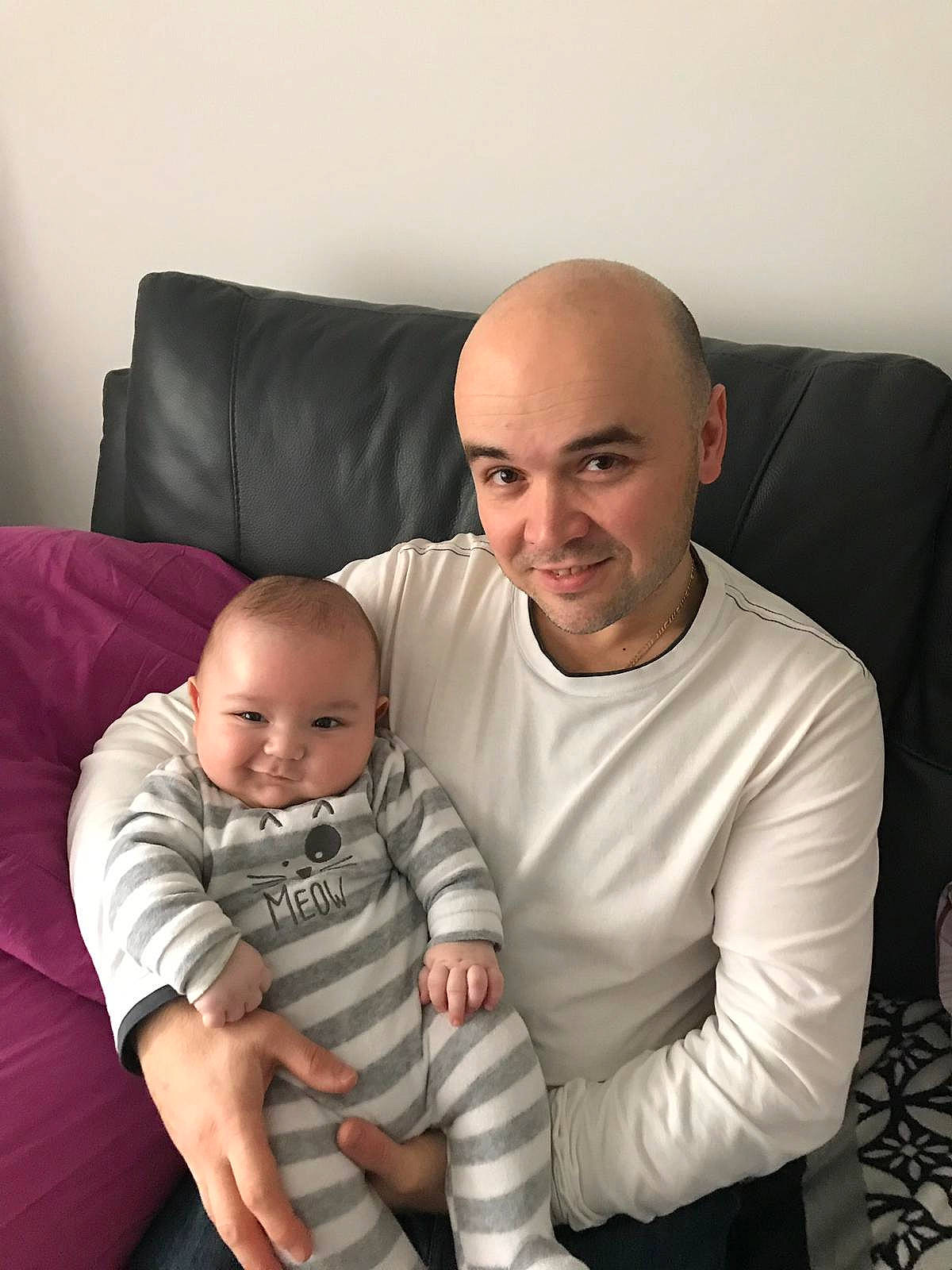 Kaél participe au concours pour gagner de l'argent avec cette photo : arm, baby, child, comfort, couch, daughter, face, family, father, furniture, head, holiday, joy, lap, leg, male, muscle, people, person, sitting