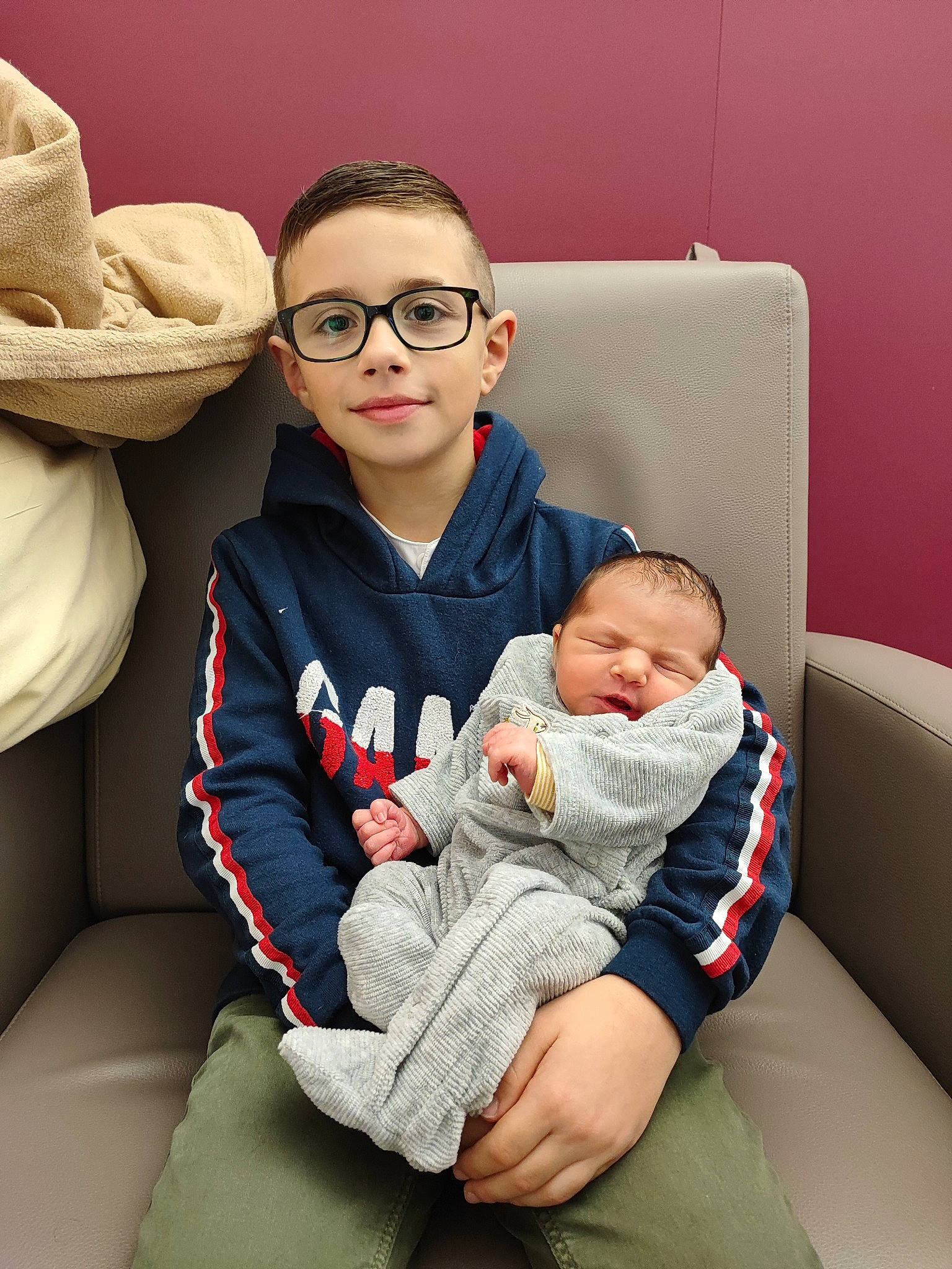 Nathan a rejoint le concours — aidez-le/la à gagner de superbes lots ! baby, baby_toddler_clothing, child, comfort, event, eye, eyewear, facial_expression, finger, fun, glasses, happy, hat, joy, lap, person, sitting, skin, sleeve, smile