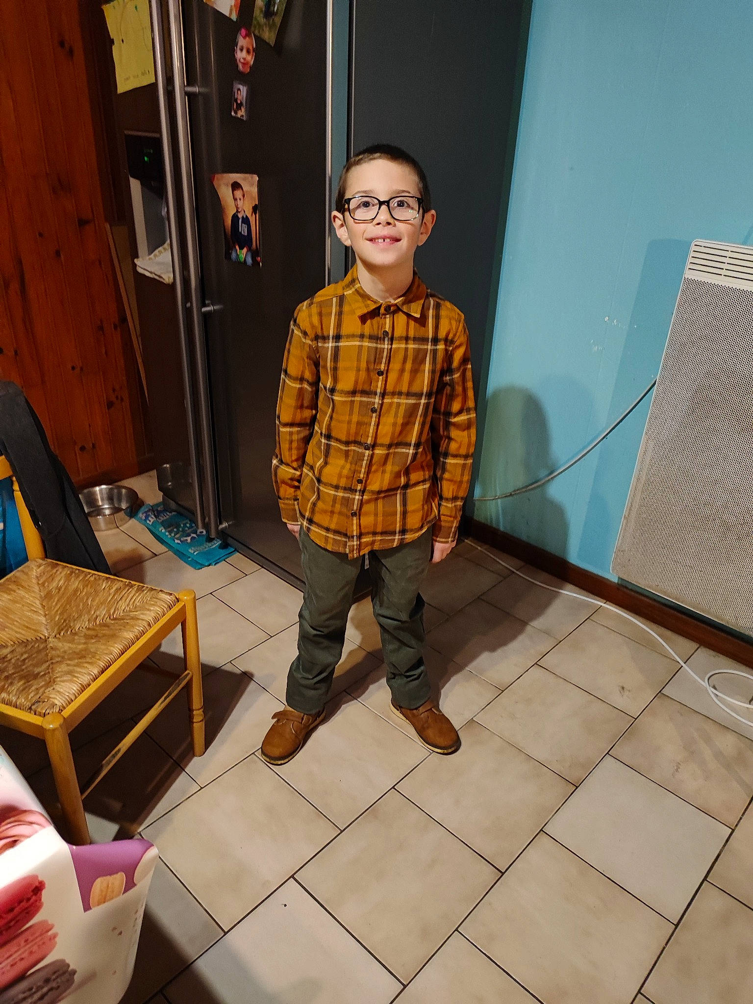 Nathan a rejoint le concours — aidez-le/la à gagner de superbes lots ! chest_of_drawers, child, denim, drawer, eyewear, fashion_design, floor, flooring, fun, glasses, hardwood, joy, pattern, person, plaid, play, room, smile, sneakers, standing