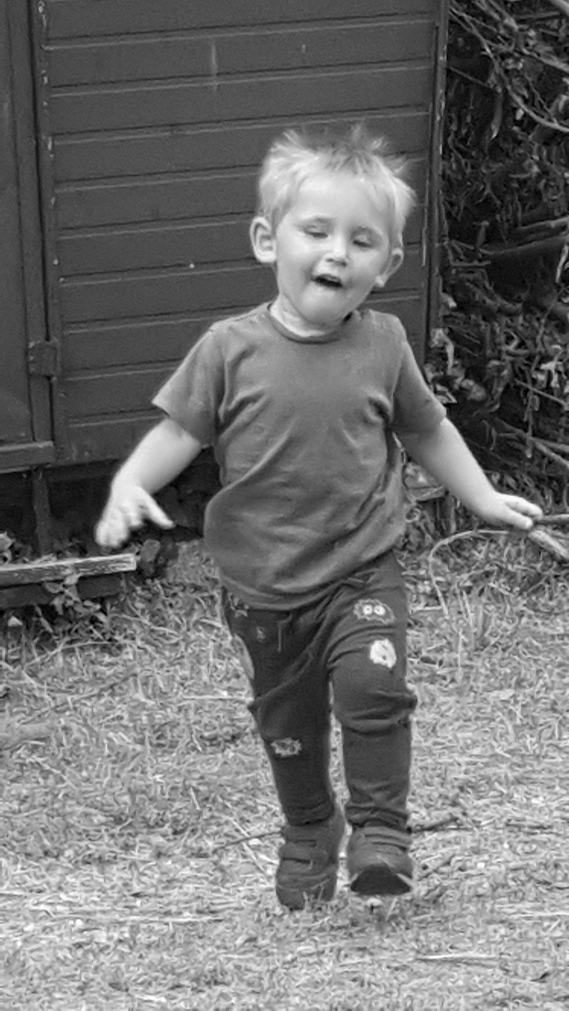 Nollan participe au concours pour gagner de l'argent avec cette photo : black, black_and_white, boy, child, day, facial_expression, girl, monochrome, monochrome_photography, person, photograph, photography, portrait_photography, sitting, smile, snapshot, standing, style, toddler