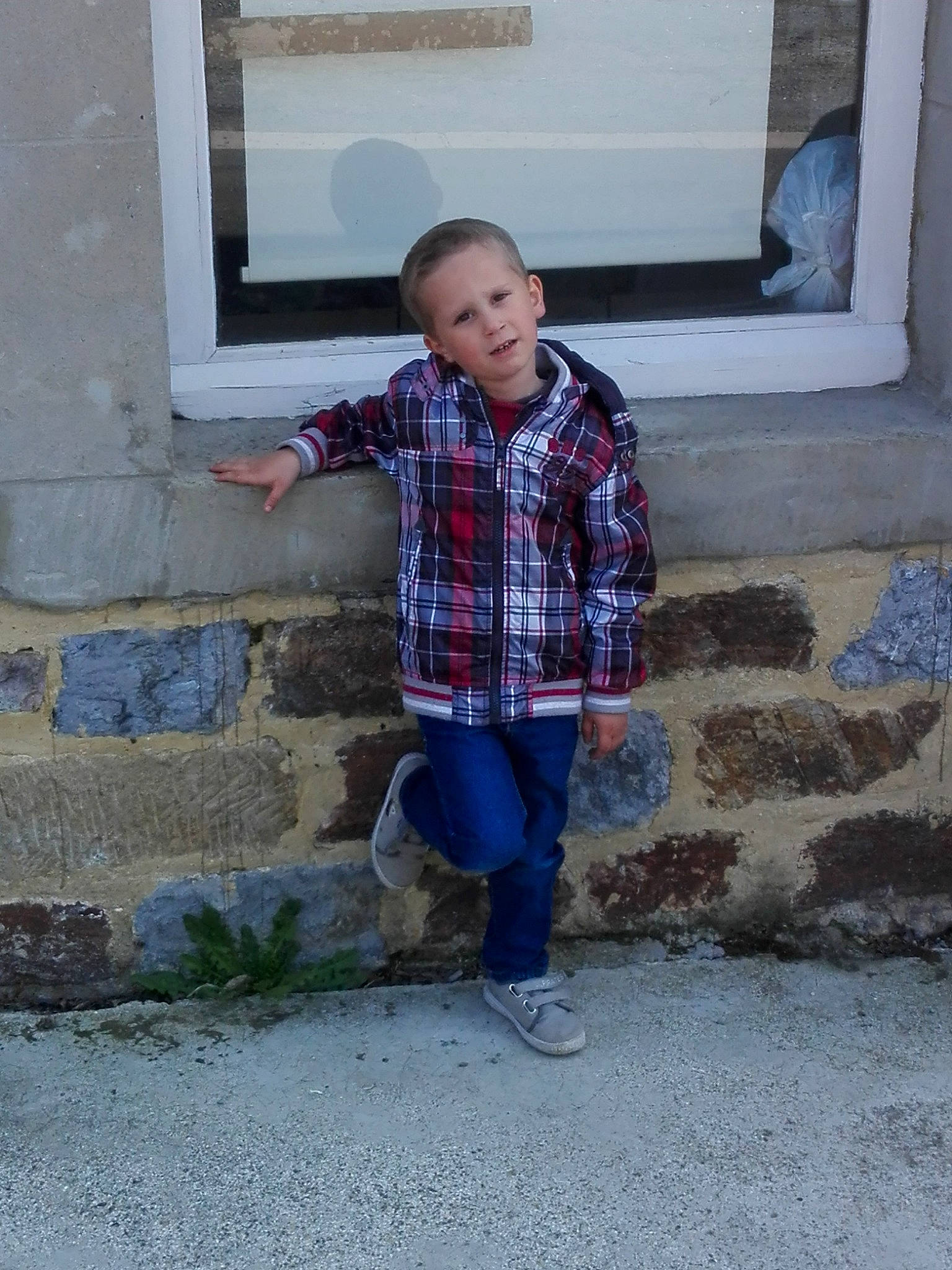 Theo Jeunieaux Lambert a rejoint le concours — aidez-le/la à gagner de superbes lots ! child, design, pattern, person, plaid, shoe, standing, tartan, textile