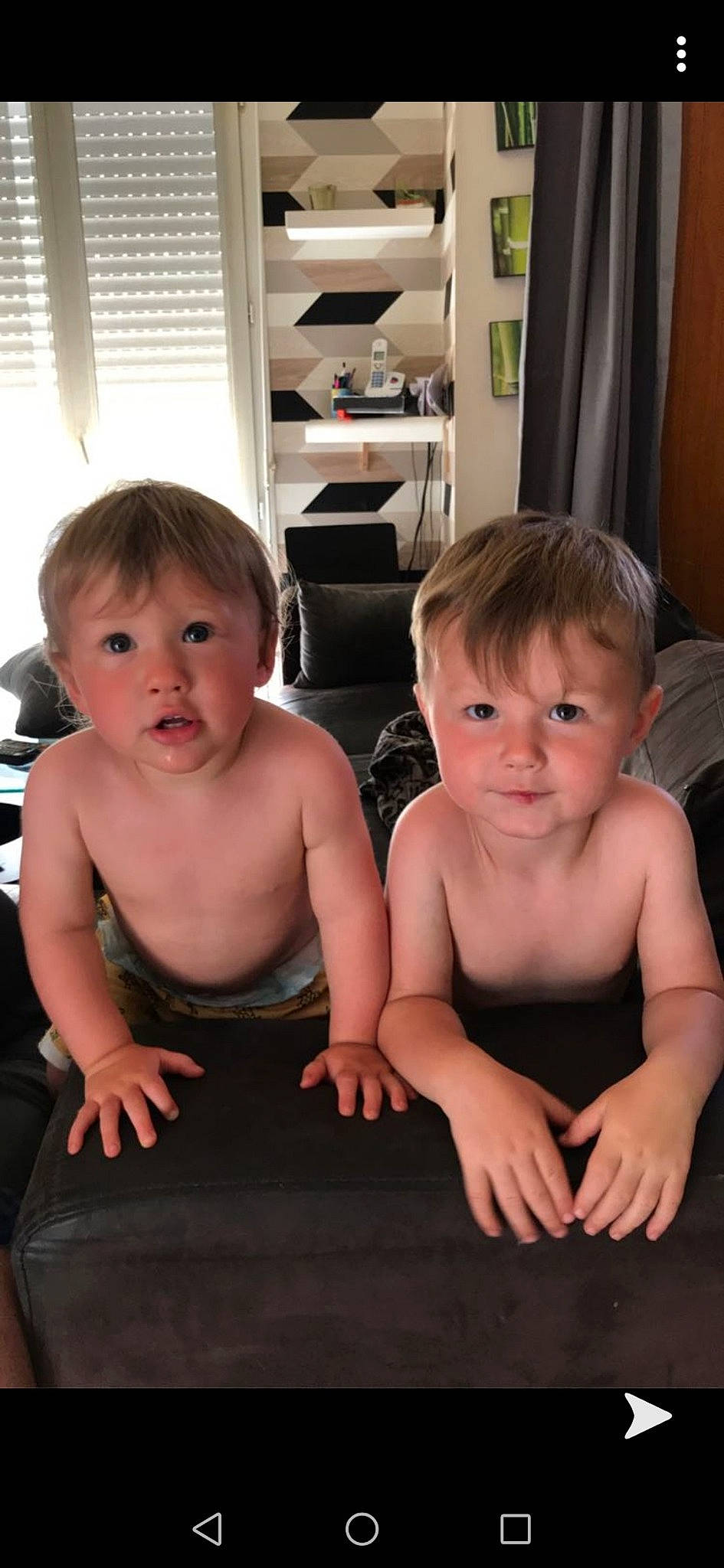 Timéo participe au concours pour gagner de l'argent avec cette photo : arm, baby, cheek, chest, child, face, finger, fun, head, leg, mouth, muscle, person, sibling, sitting, skin, smile, standing, surprise, thumb