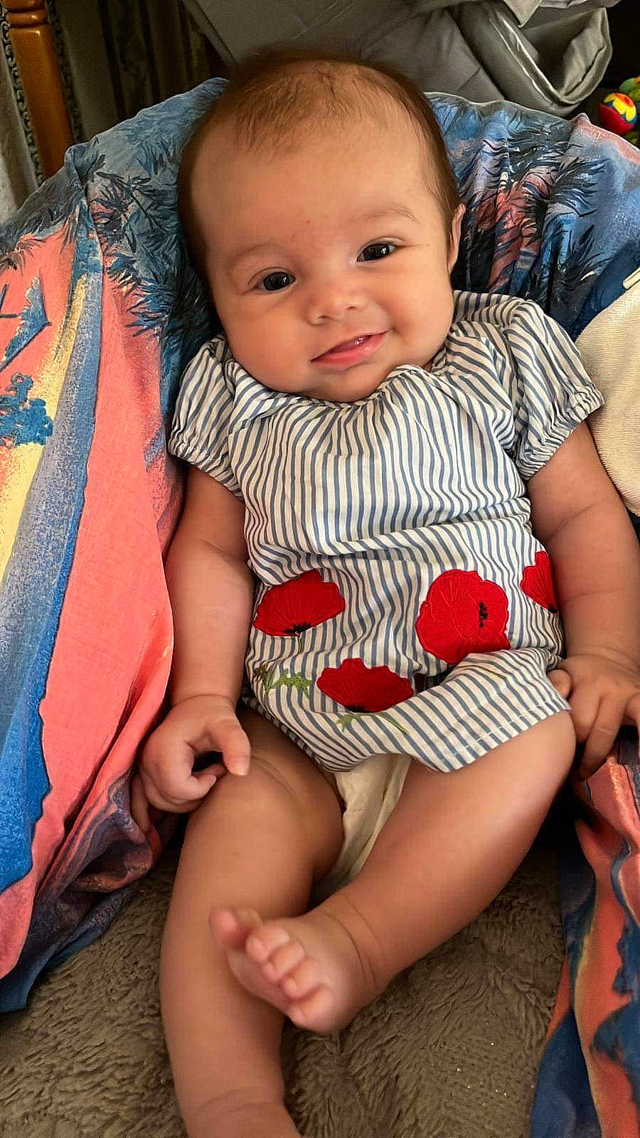 Olympe participe au concours pour gagner de l'argent avec cette photo : baby_toddler_clothing, cheek, comfort, eye, facial_expression, hairstyle, head, human_body, iris, joint, leg, lip, mammal, mouth, neck, nose, organ, person, shoulder, skin