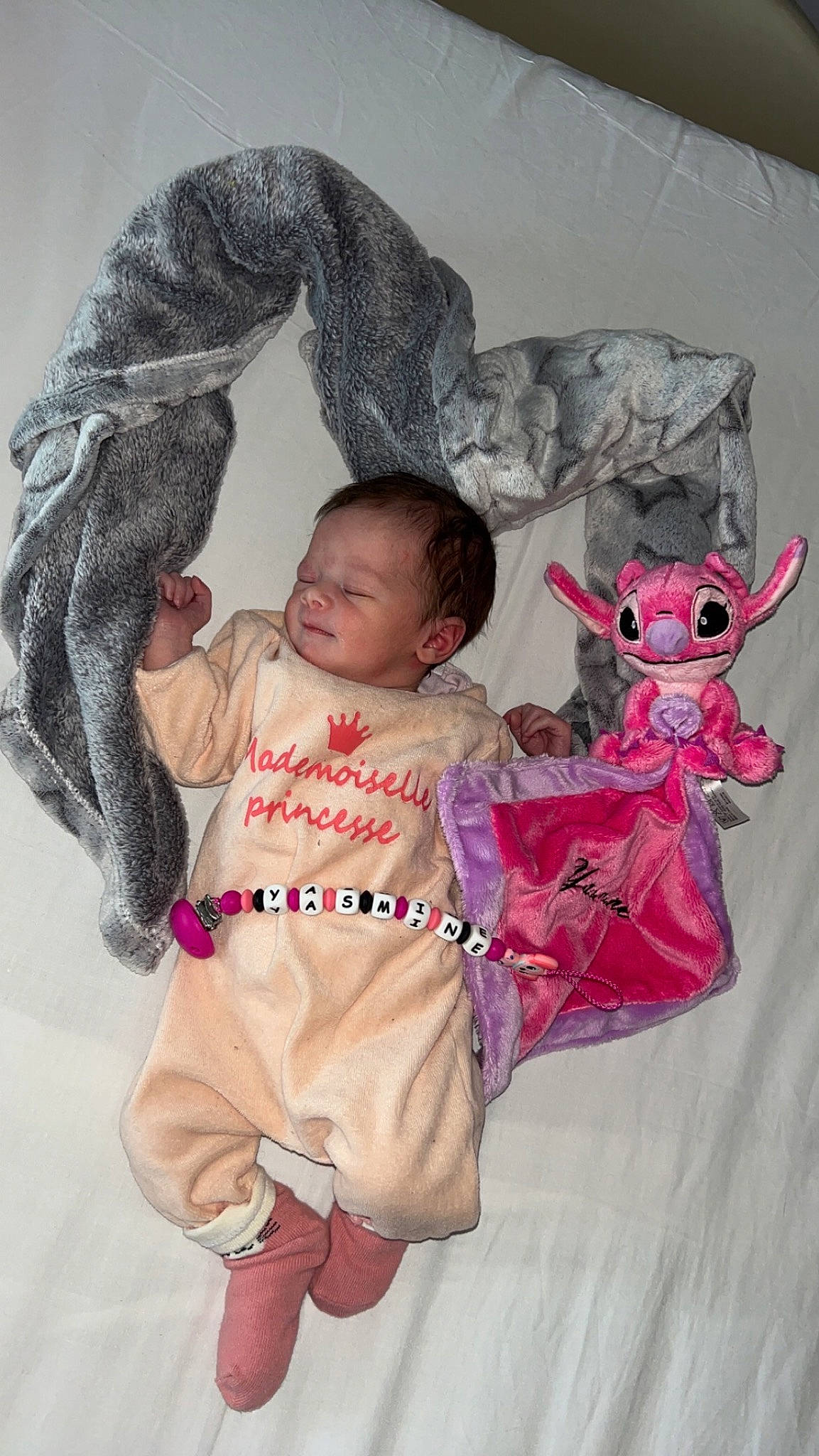 Yasmine participe au concours pour gagner de l'argent avec cette photo : baby, baby_products, baby_toddler_clothing, child, comfort, event, fun, fur, gesture, happy, linens, magenta, outerwear, pattern, person, pink, room, sleeve, t_shirt, textile