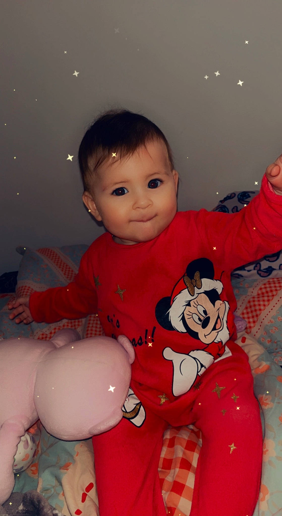 Inaya participe au concours pour gagner de l'argent avec cette photo : baby, baby_toddler_clothing, beauty, cheek, child, finger, fun, gesture, happy, human_body, lap, organ, party_supply, person, pink, product, skin, sleeve, standing, thumb