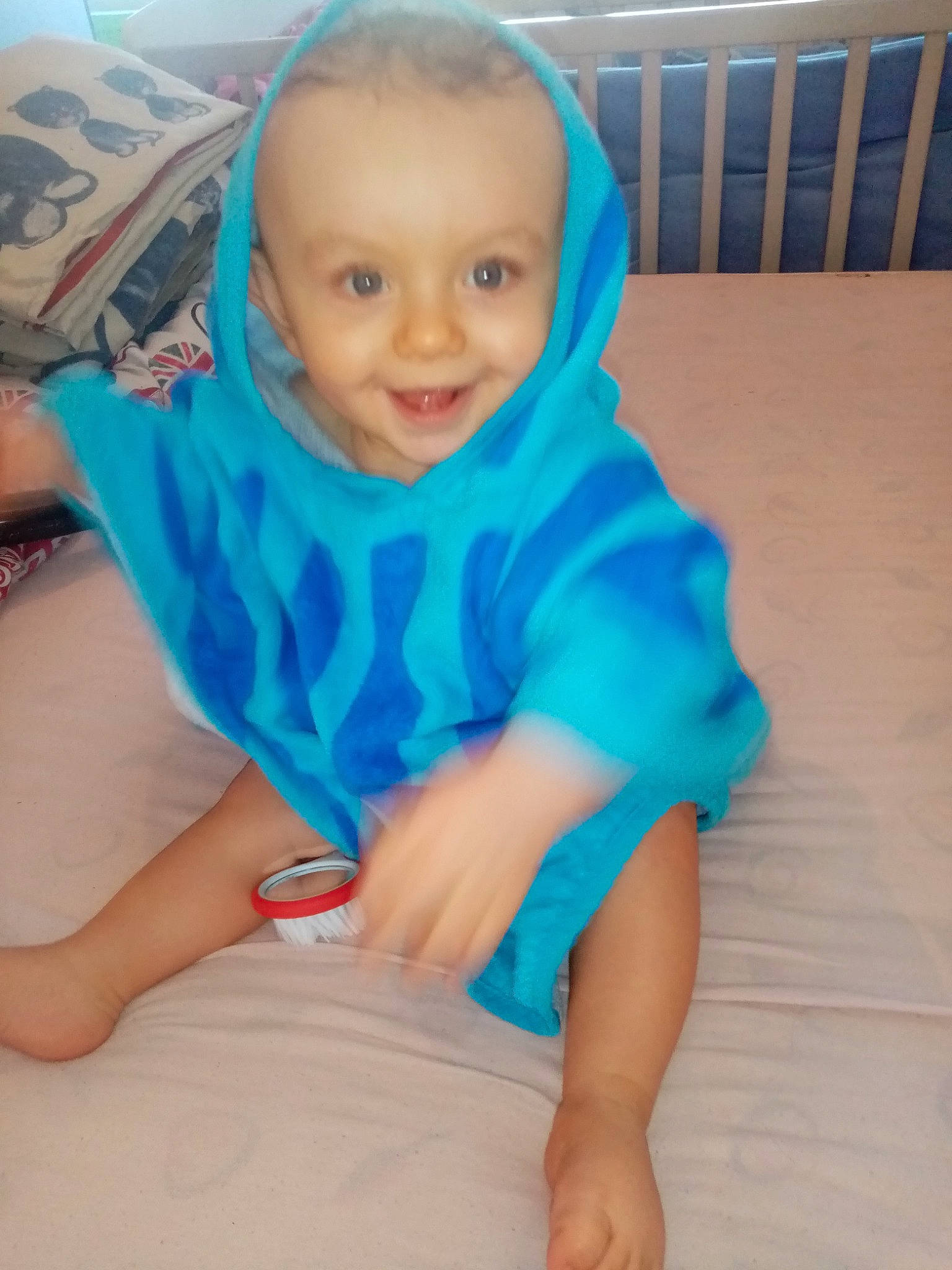 Tiagi a rejoint le concours — aidez-le/la à gagner de superbes lots ! aqua, baby, baby_toddler_clothing, blue, cheek, child, eye, face, head, joy, person, play, sitting, skin, sleeve, smile, textile, toddler, turquoise, vacation