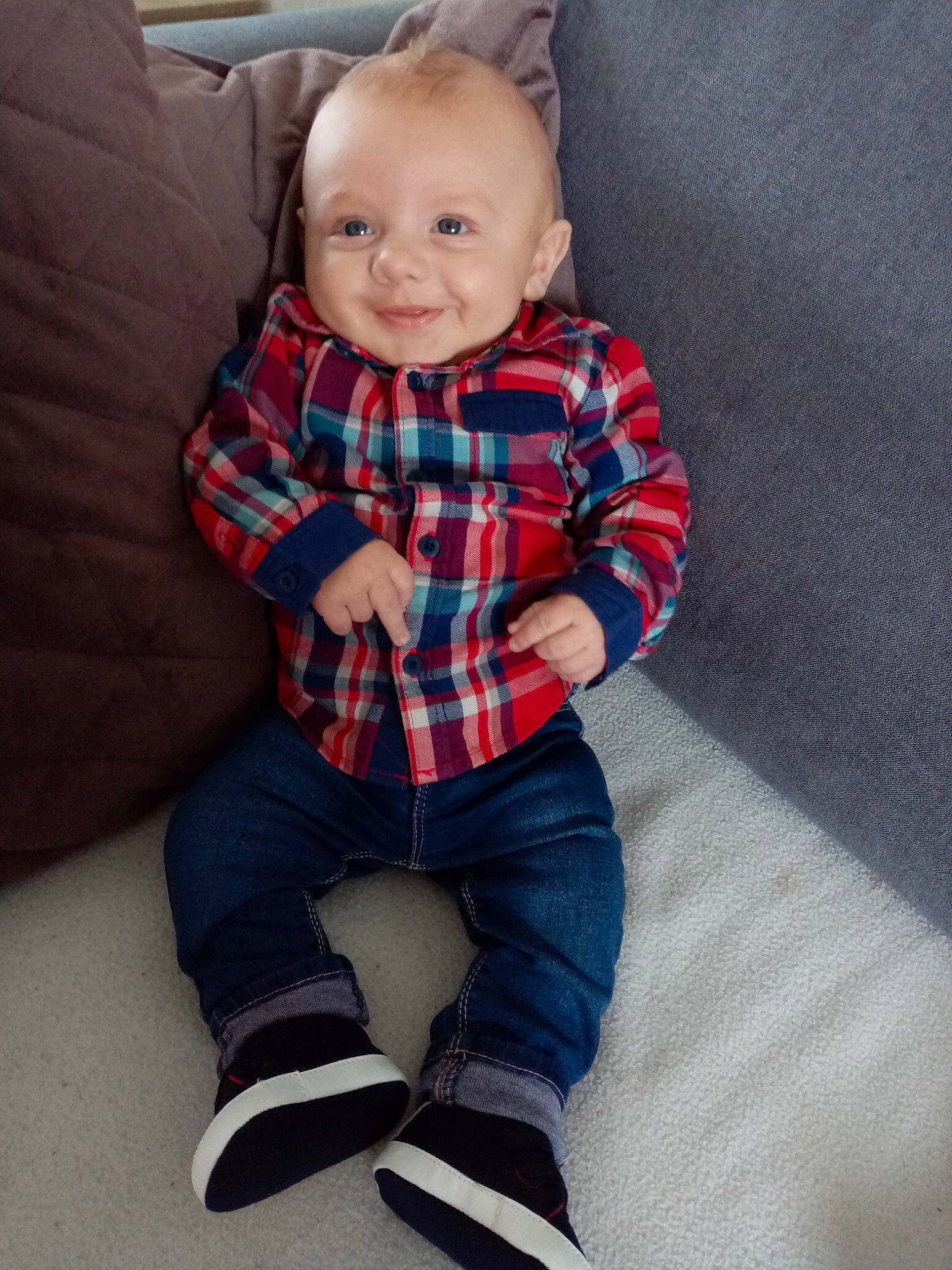Tiagi participe au concours pour gagner de l'argent avec cette photo : baby, cheek, child, design, ear, face, head, jeans, lip, outerwear, pattern, person, plaid, shoe, sitting, skin, sleeve, standing, tartan, textile